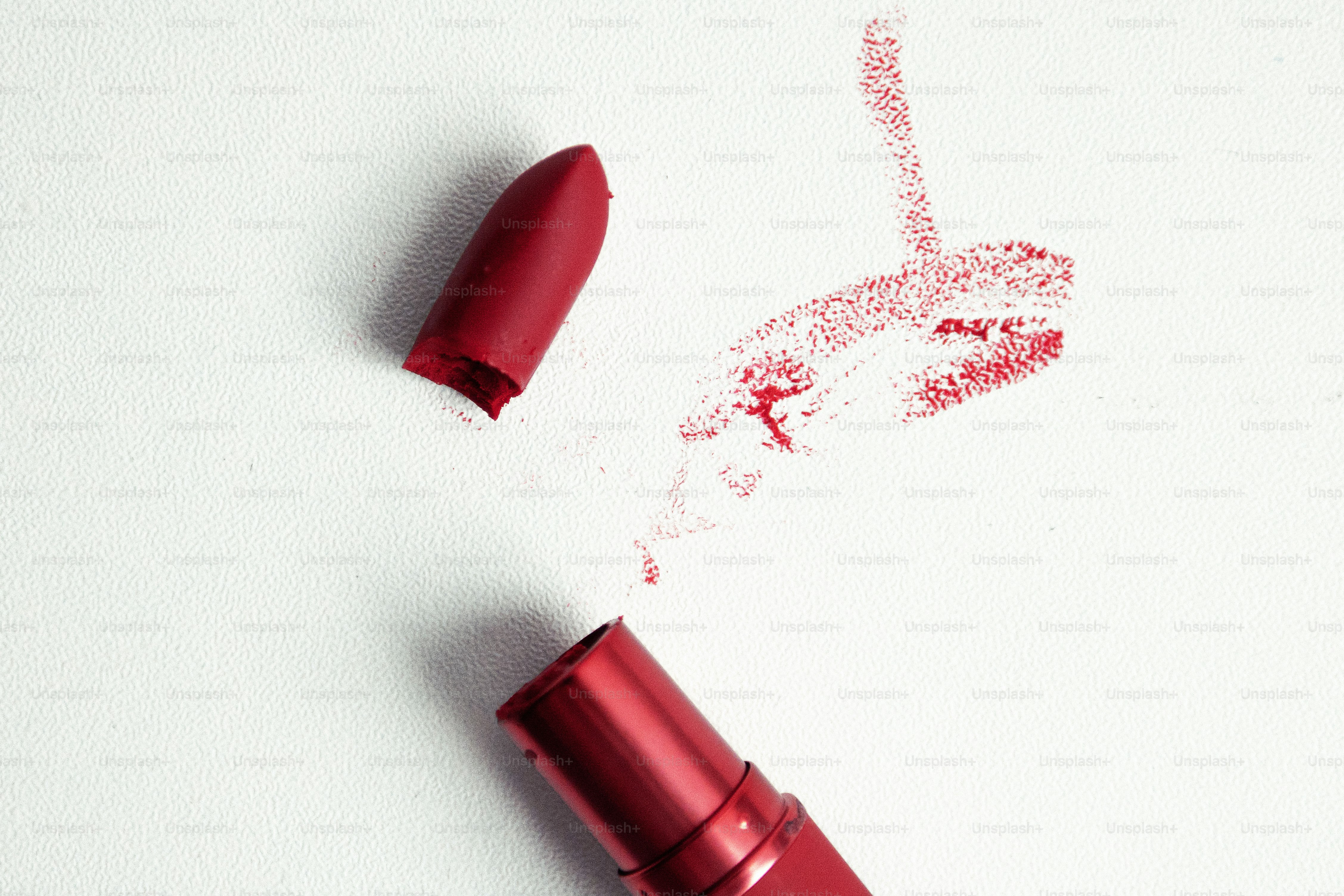 Nahaufnahme eines Lippenstifts auf weißer Fläche