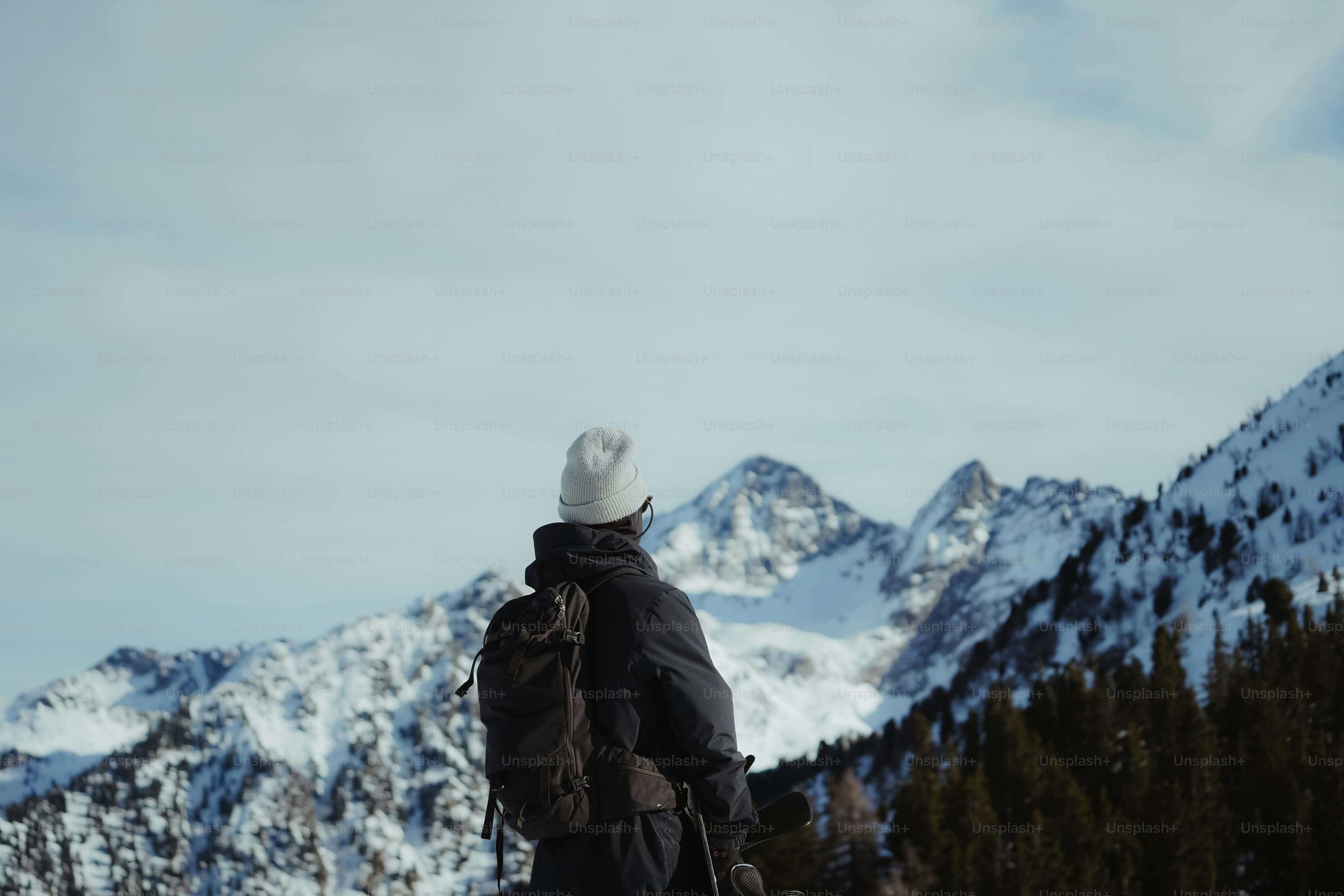 Eine Person, die auf einem schneebedeckten Hang steht