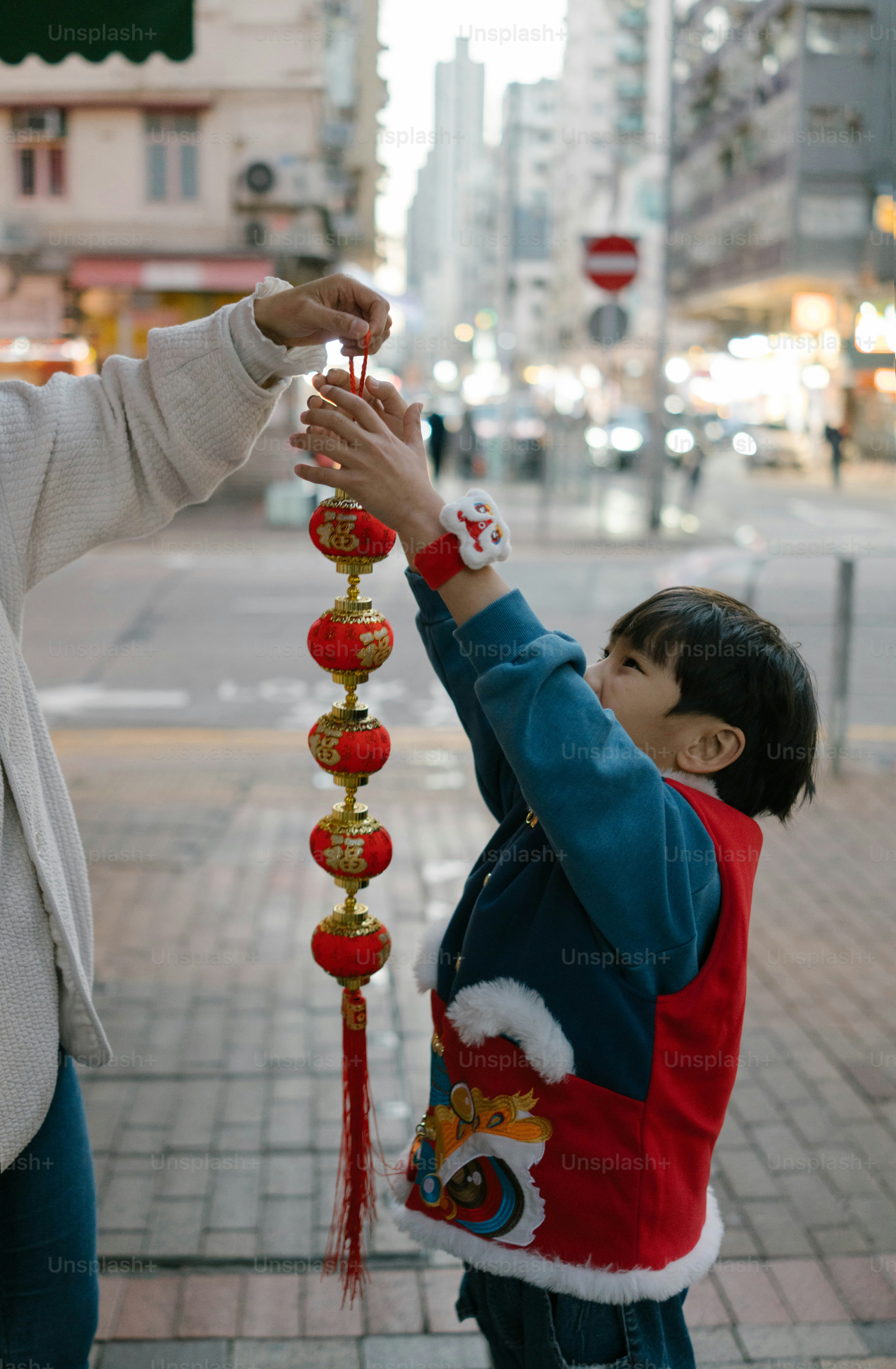 기둥 옆에서 아이의 손을 잡고 있는 여성