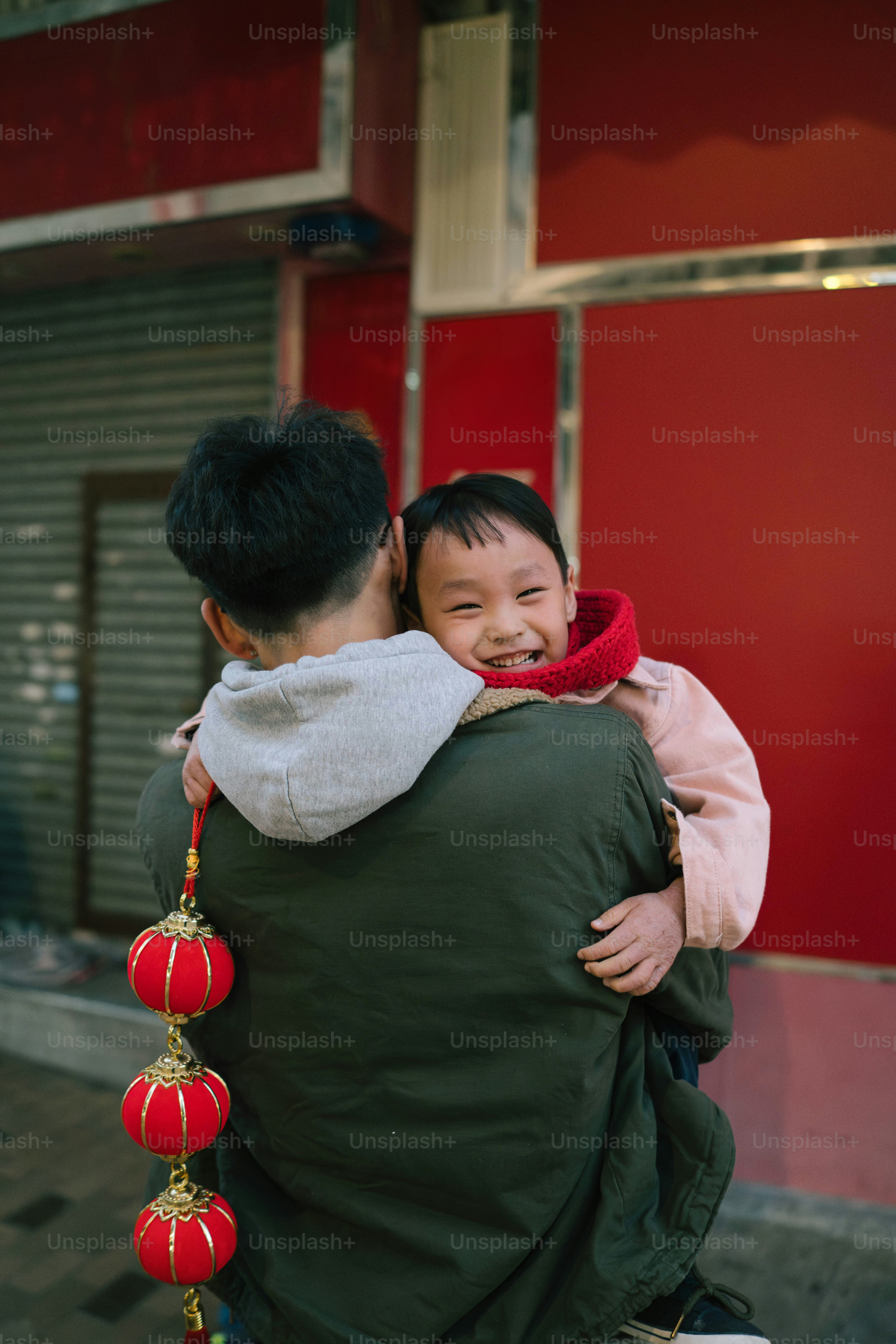 아이를 등에 업고 있는 남자