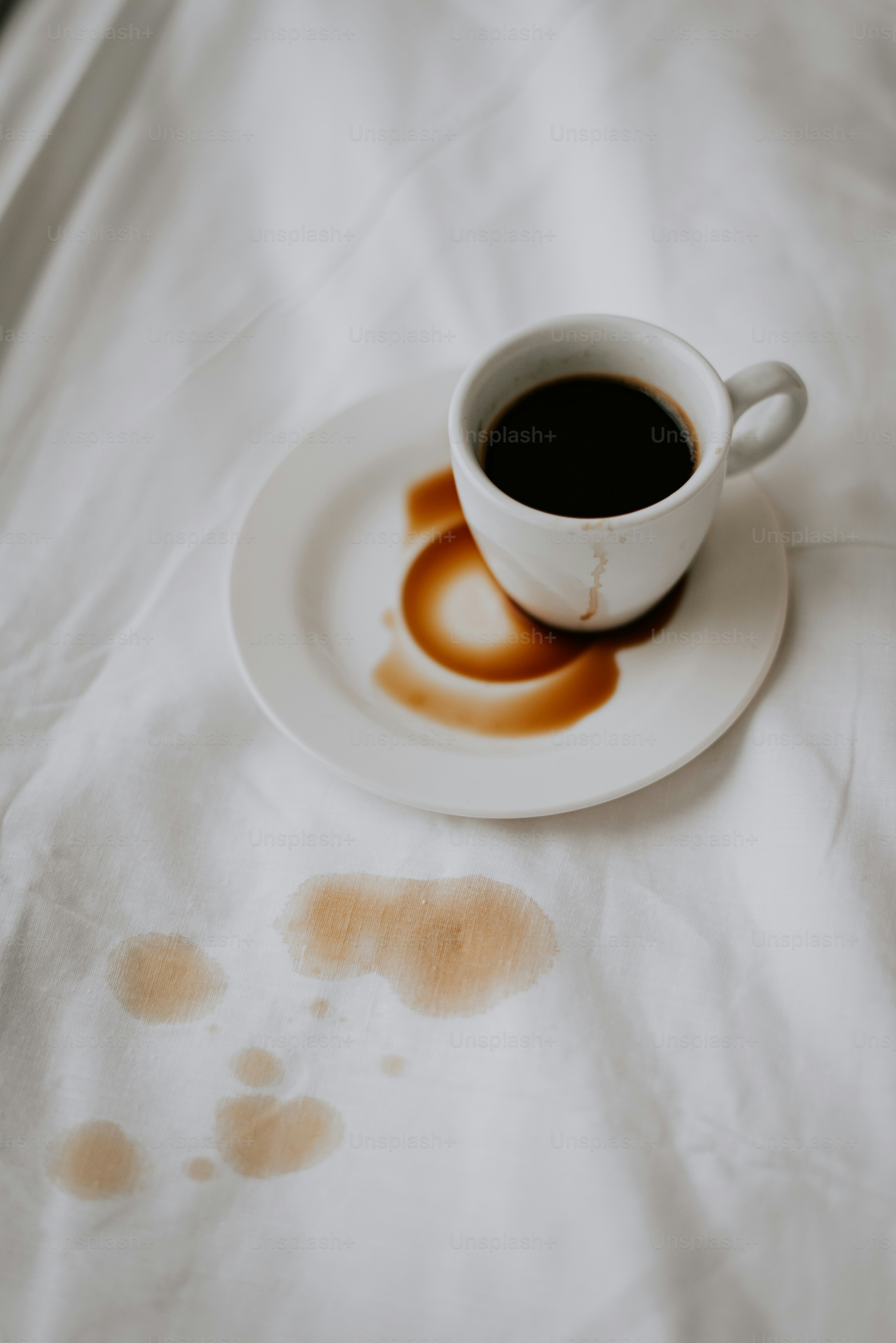 Una taza de café encima de un plato blanco