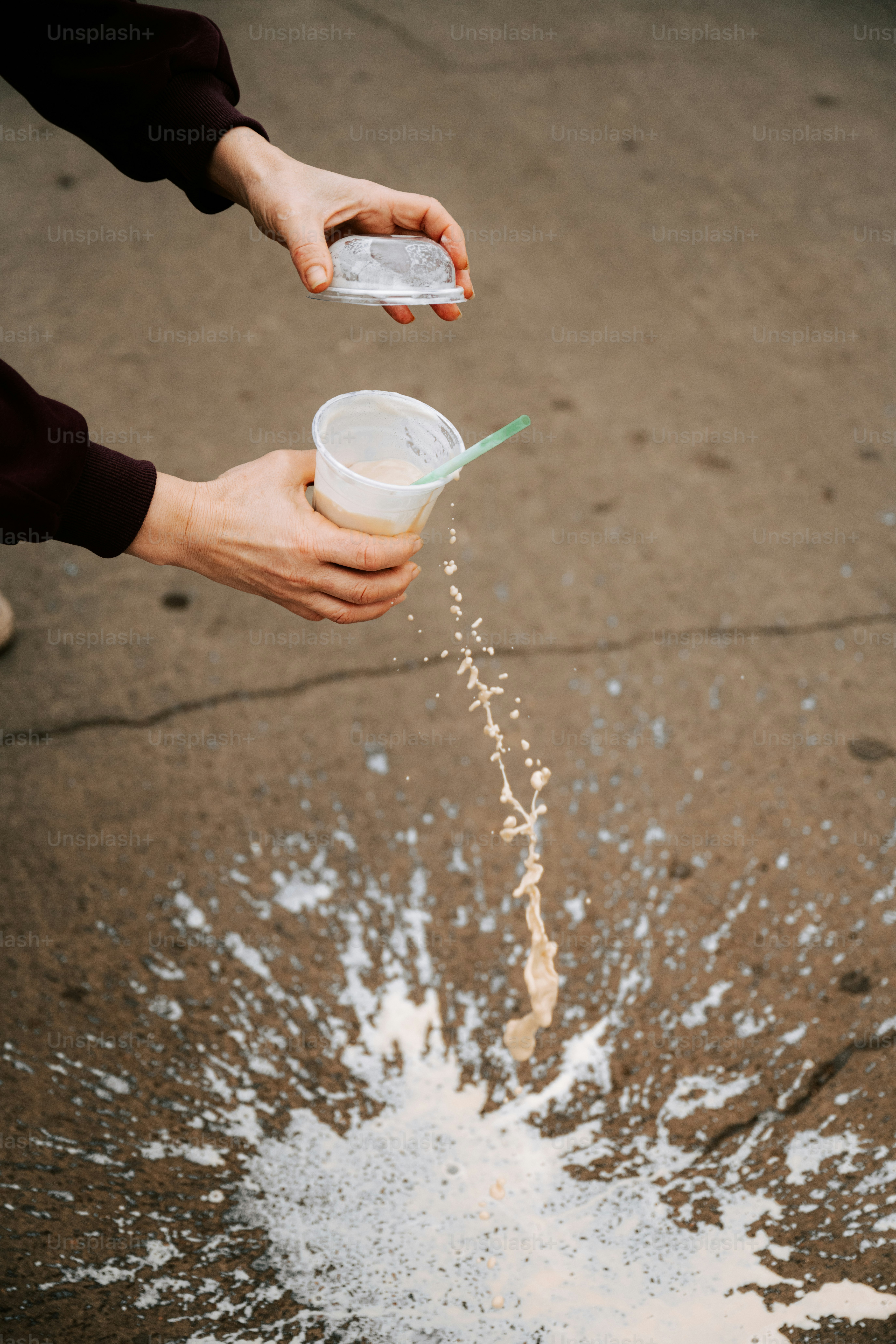 Une personne verse de l’eau dans une flaque d’eau