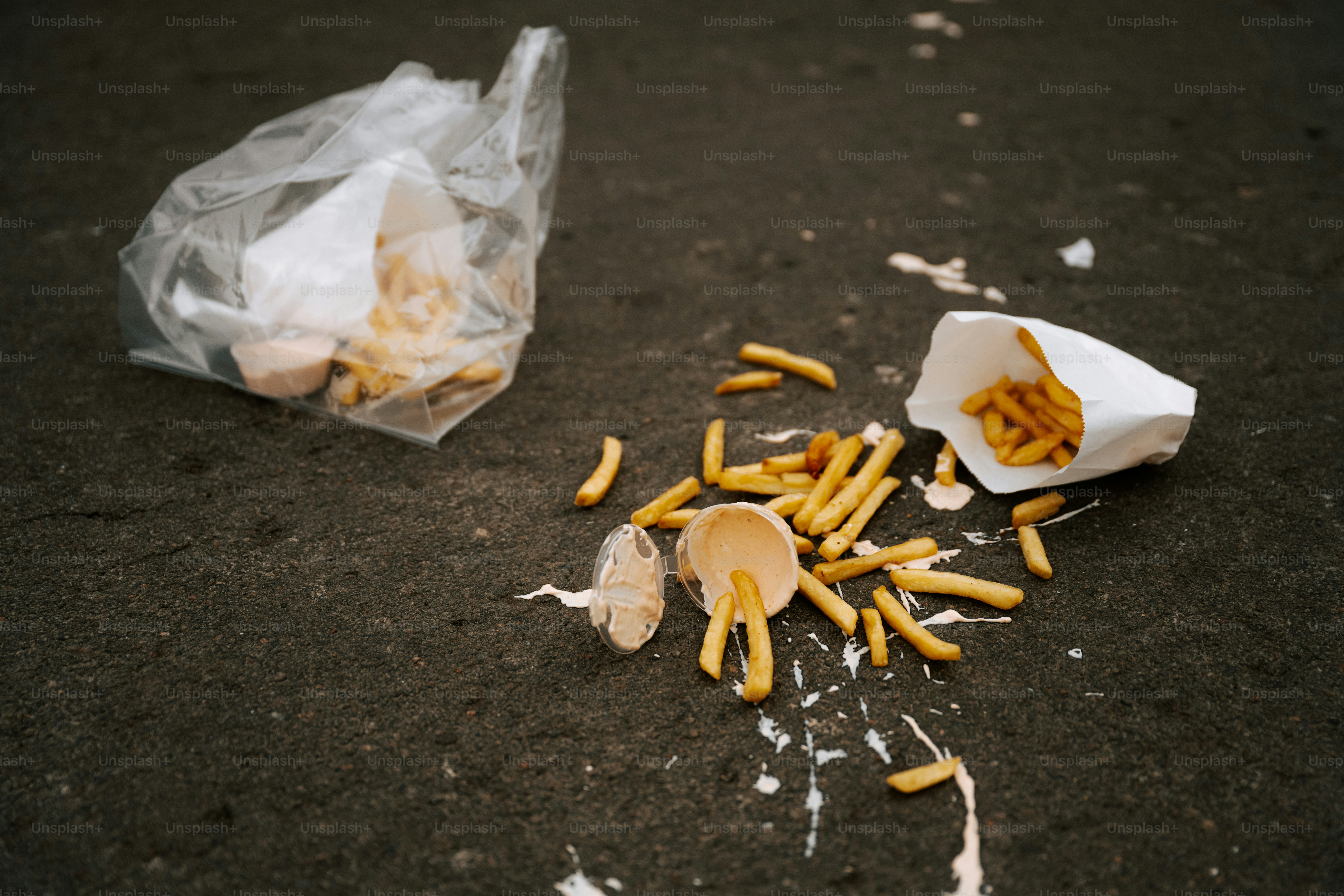 Un sac de frites et un sac de frites au sol