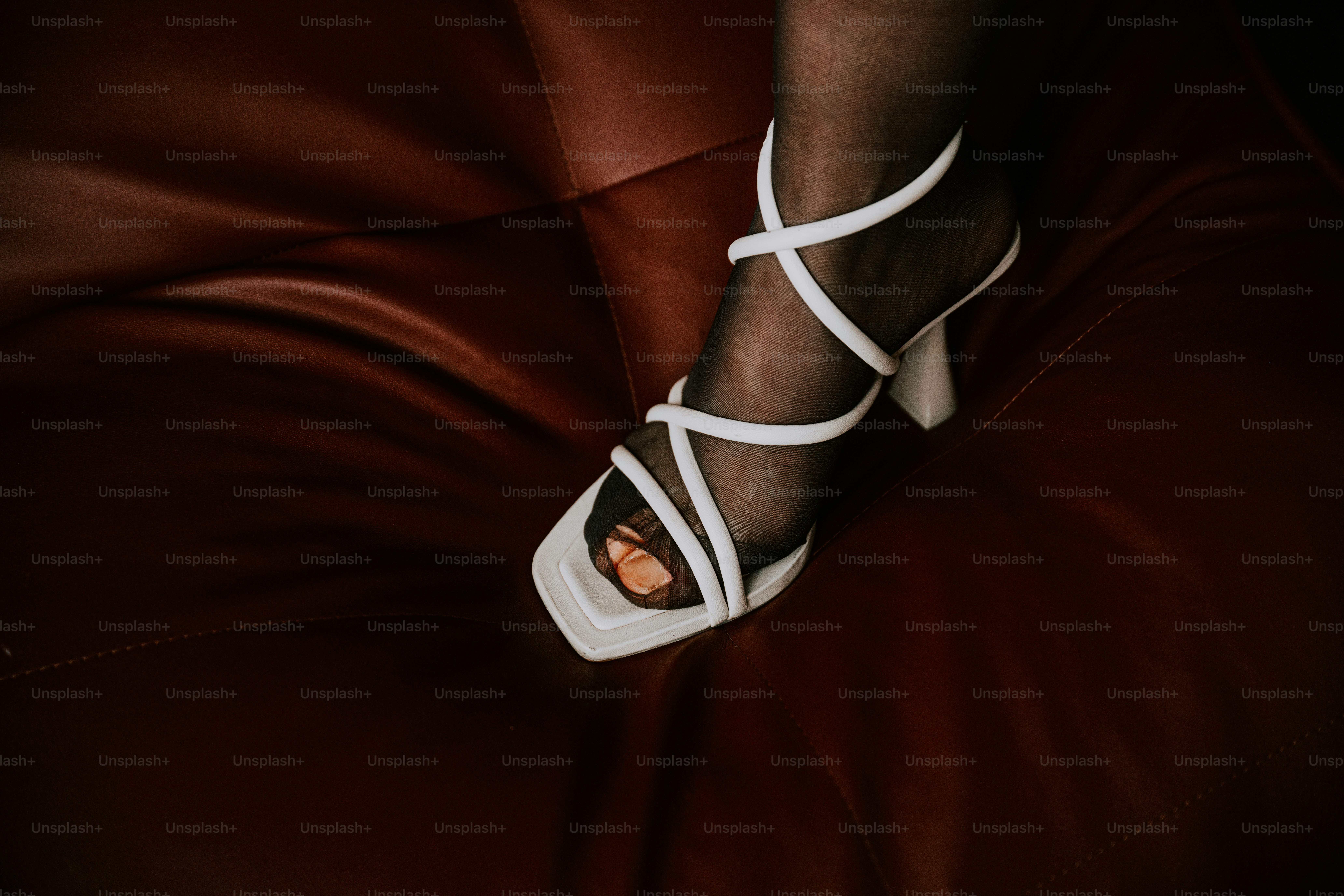 Eine Frau mit weißen Schuhen und einer roten Decke