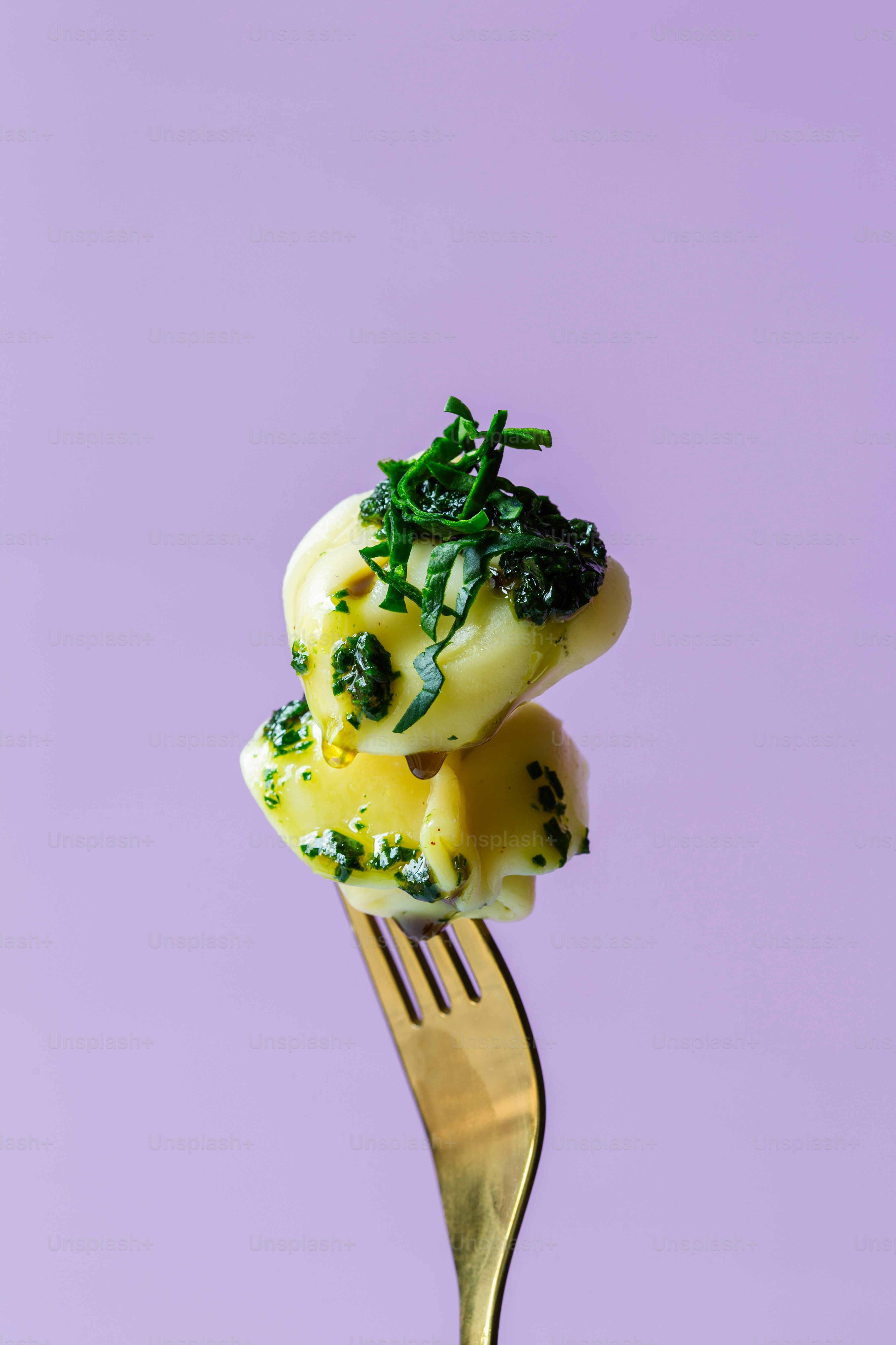 Un tenedor con algo de comida encima