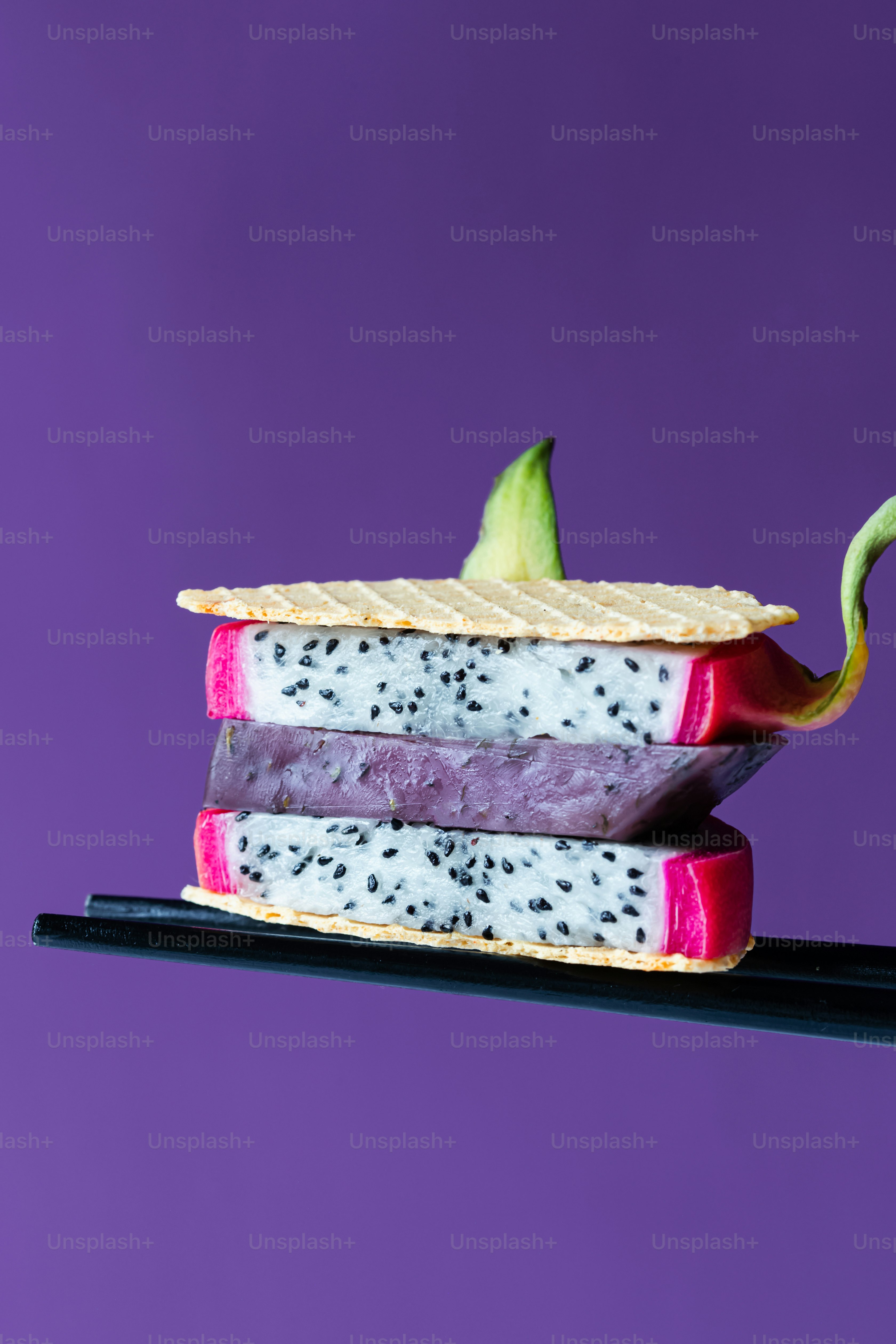 Un pedazo de comida que está sentado en un palo