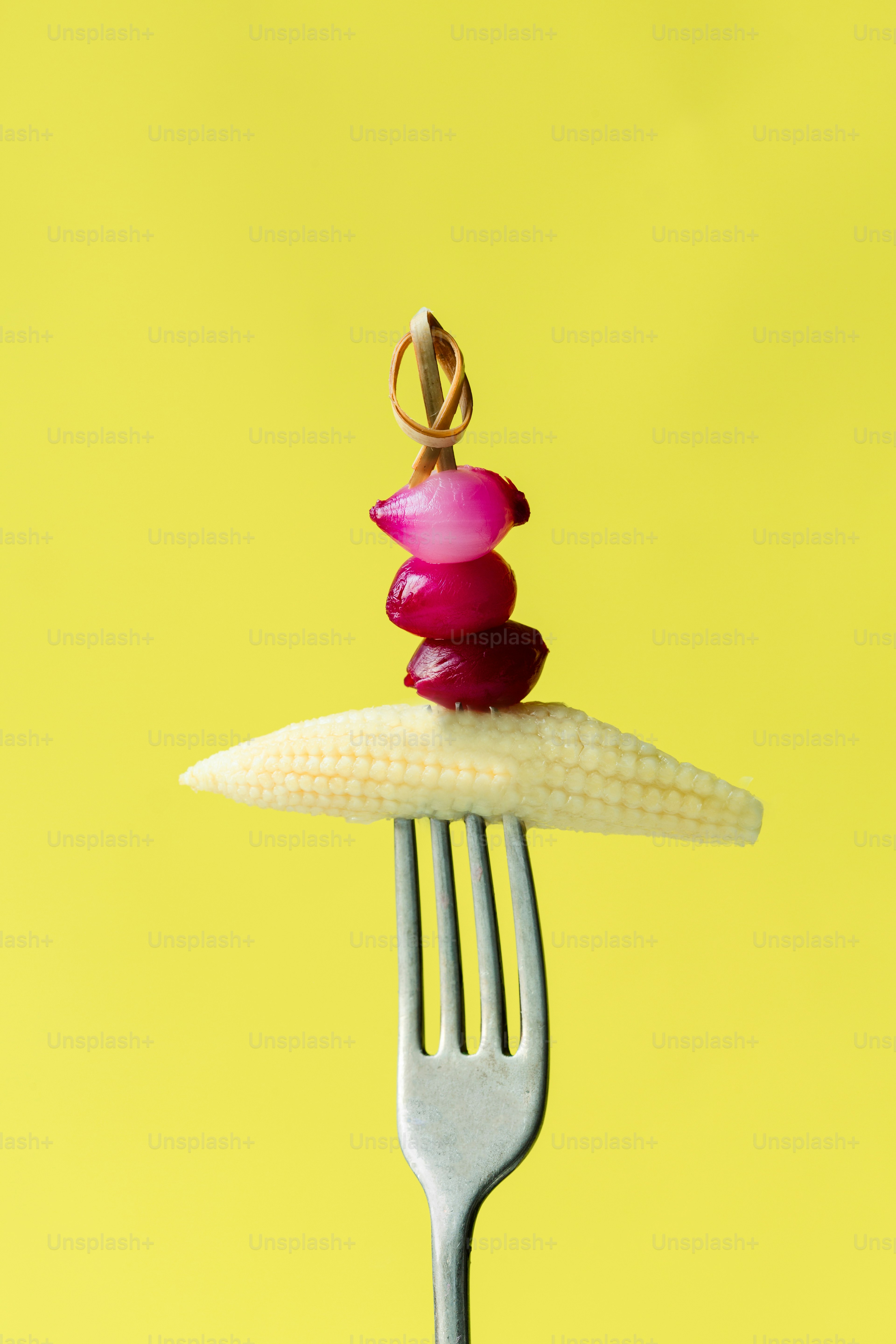 Un tenedor que tiene algo de comida encima