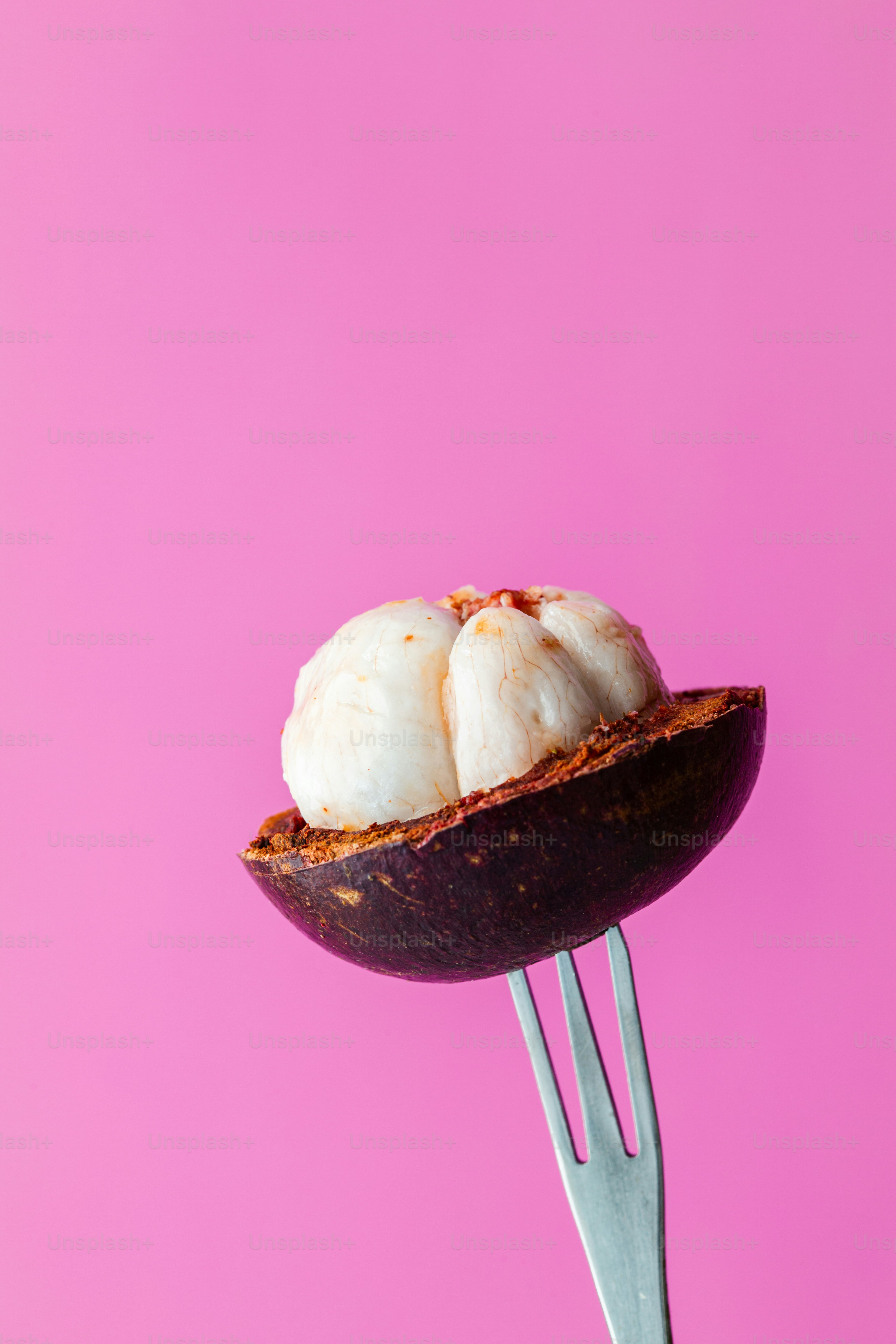 Un tenedor con algo de comida encima