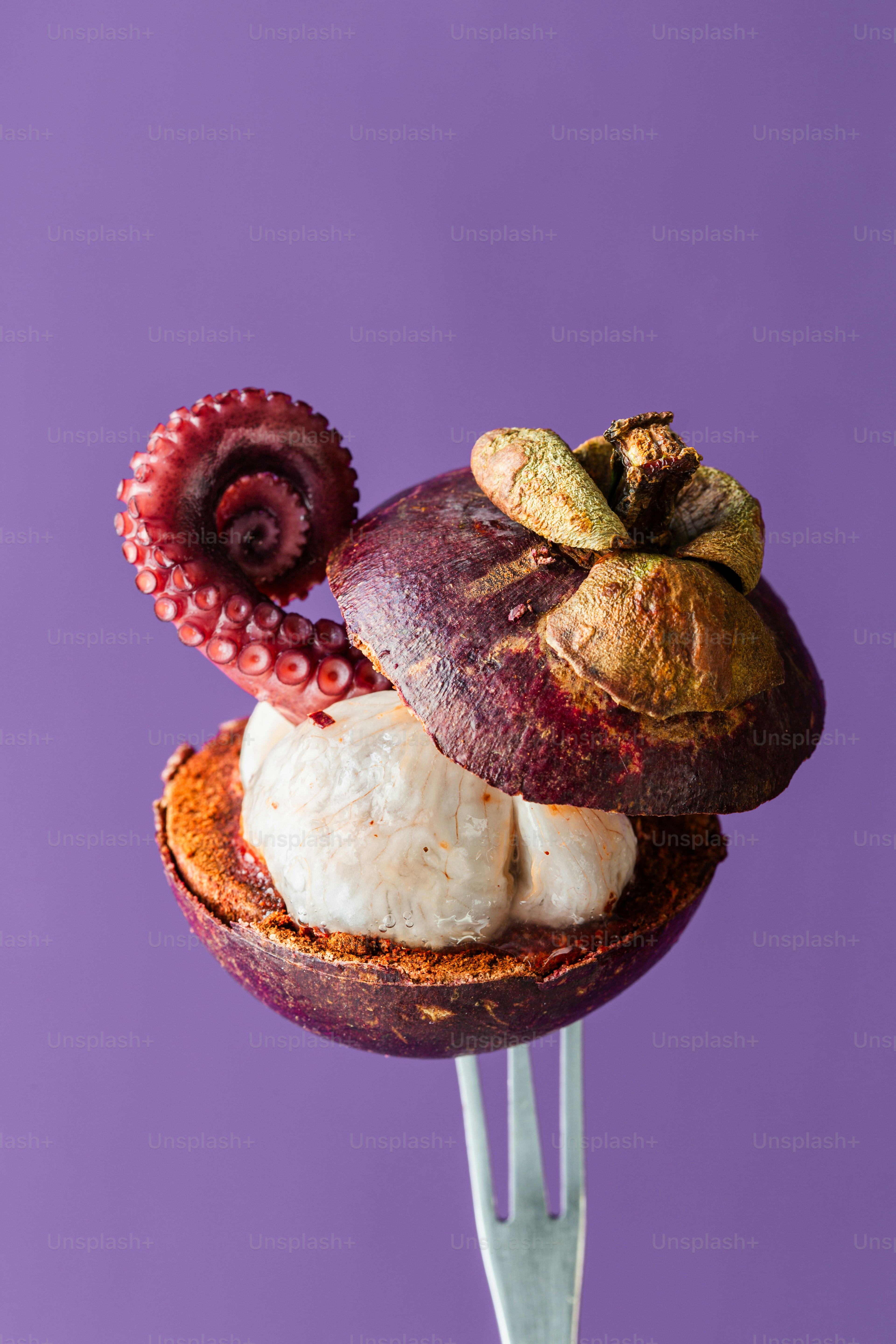 Un tenedor con un postre encima