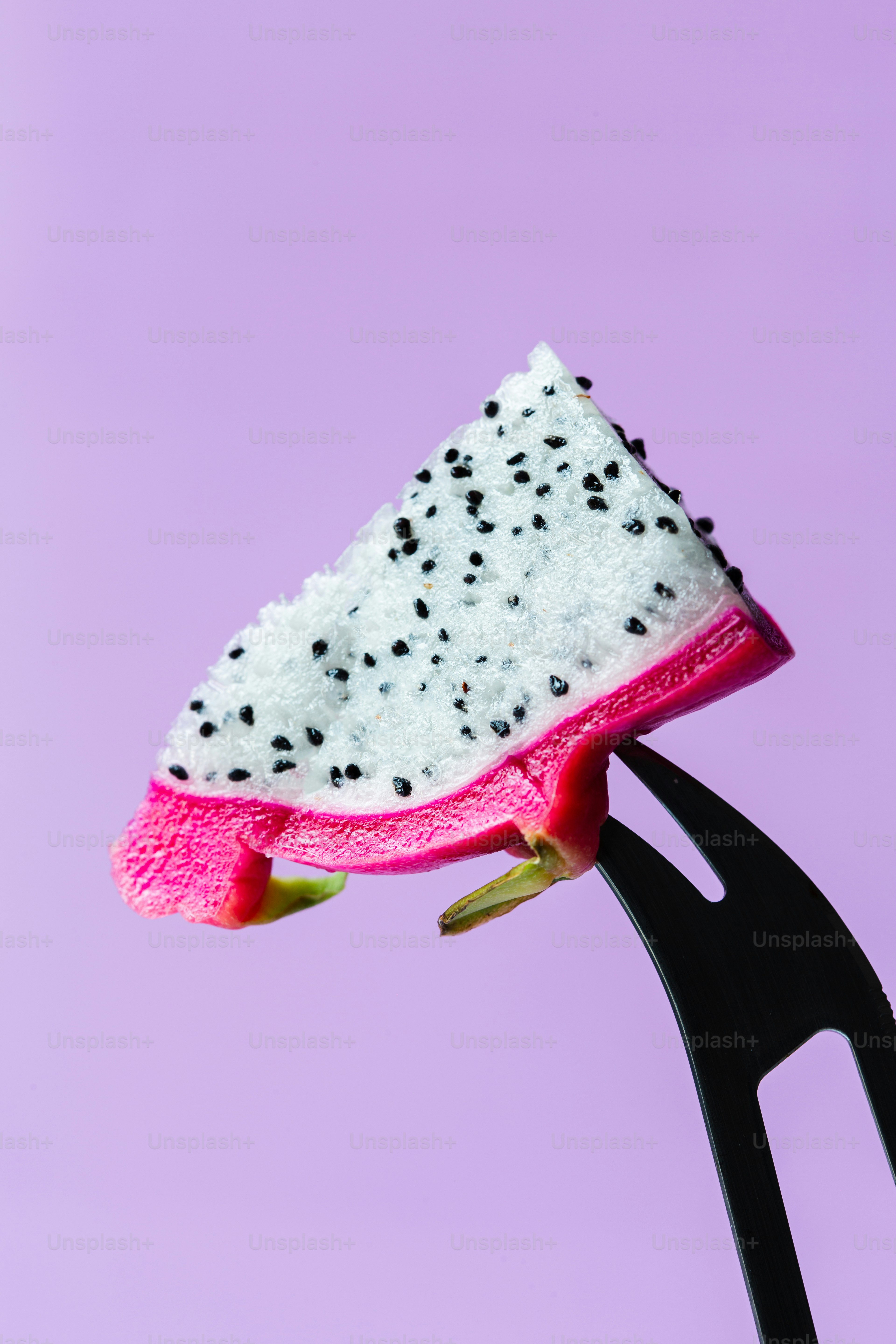 Un pedazo de pastel encima de unas tijeras