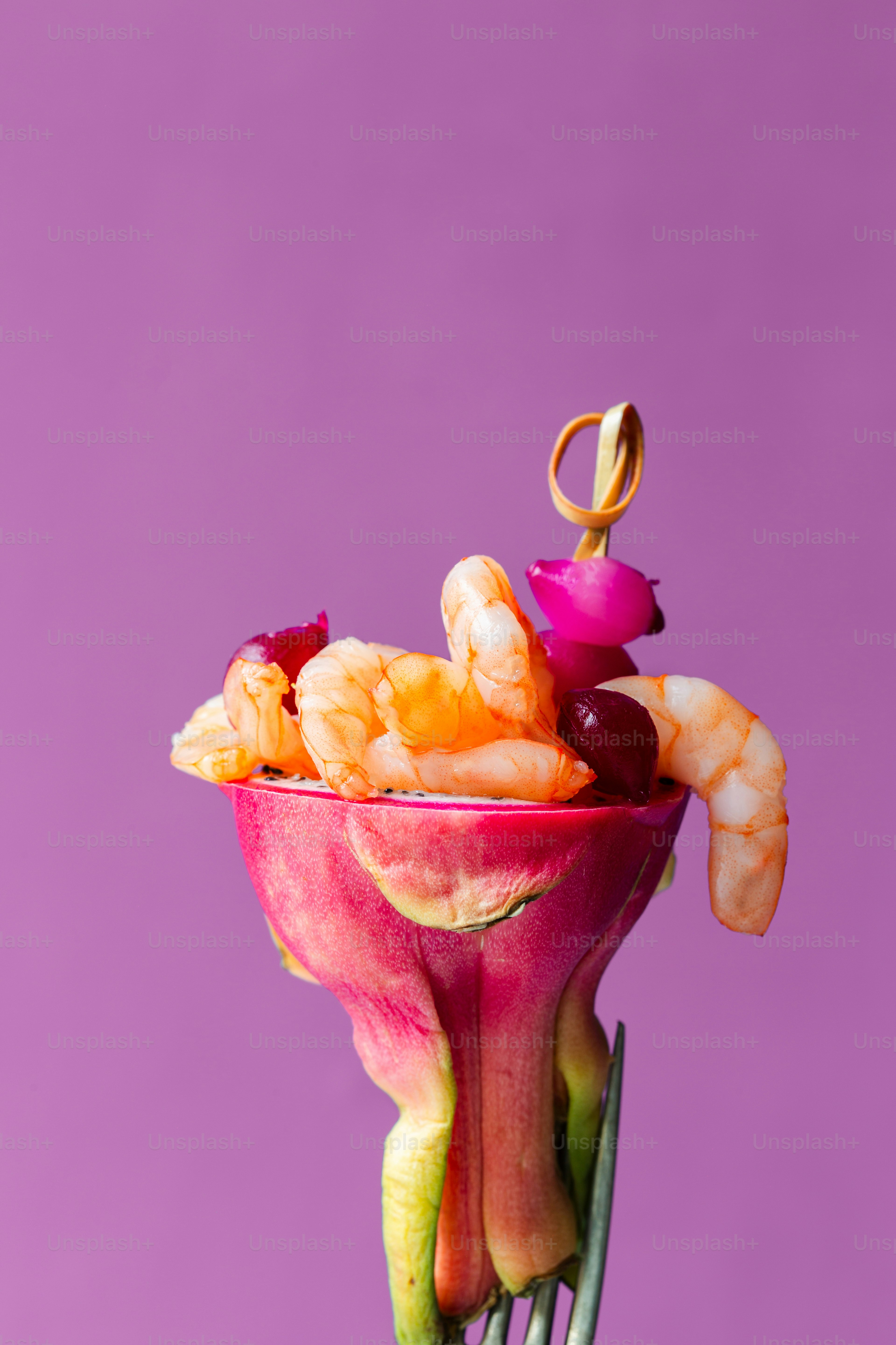 Un tenedor sostiene un plato de comida