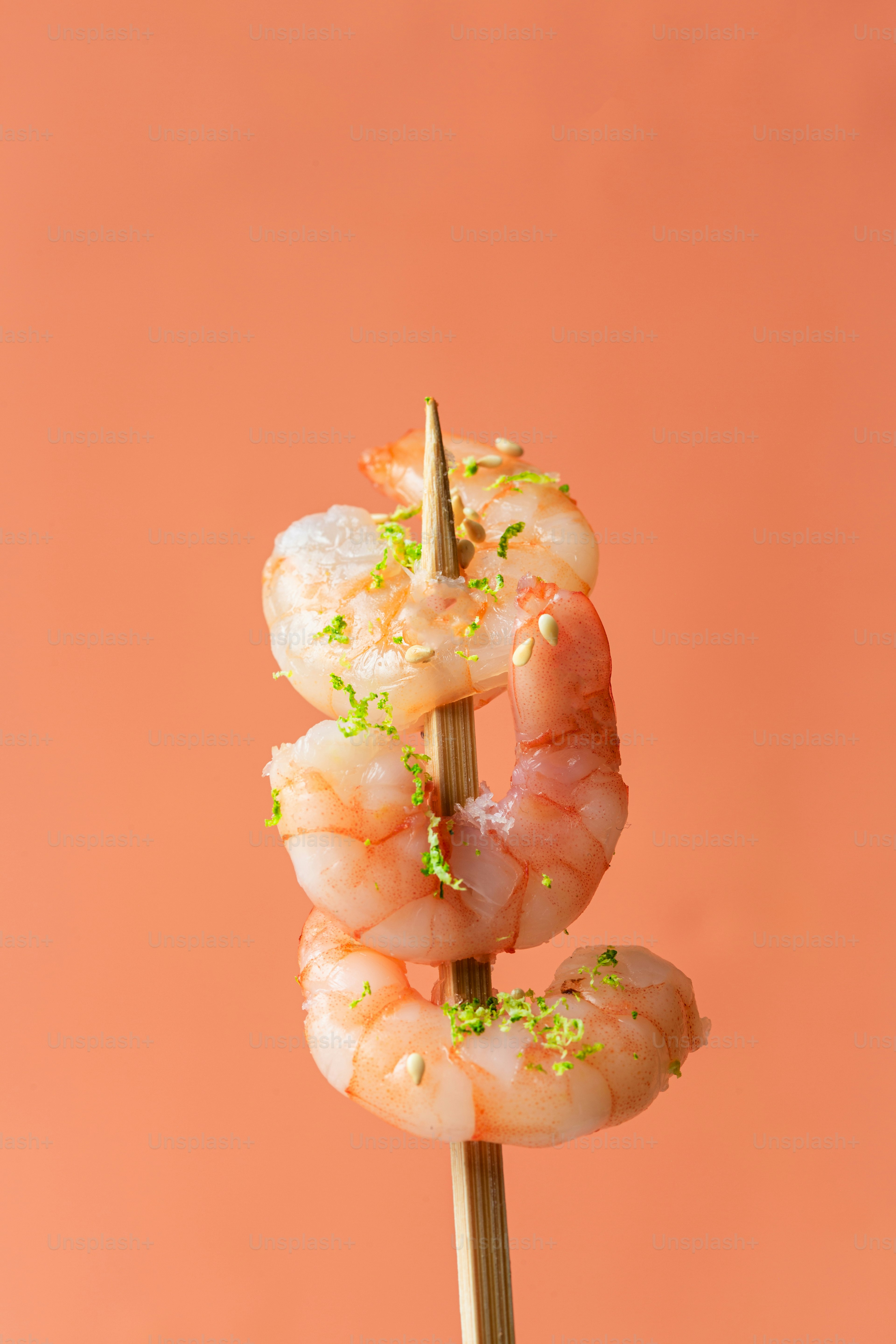 Un primer plano de una brocheta de camarones en un palo