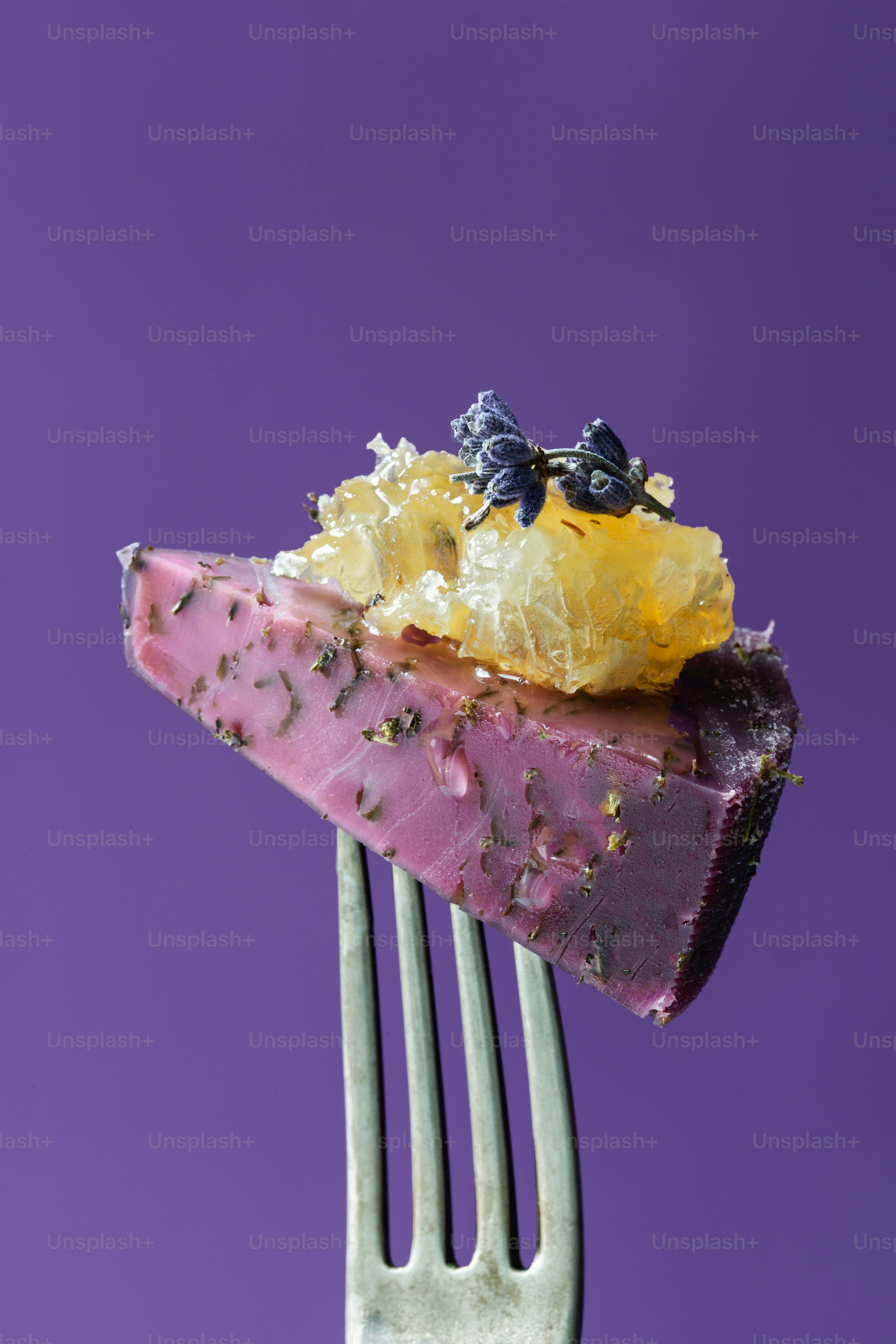 Un tenedor con un trozo de pastel encima