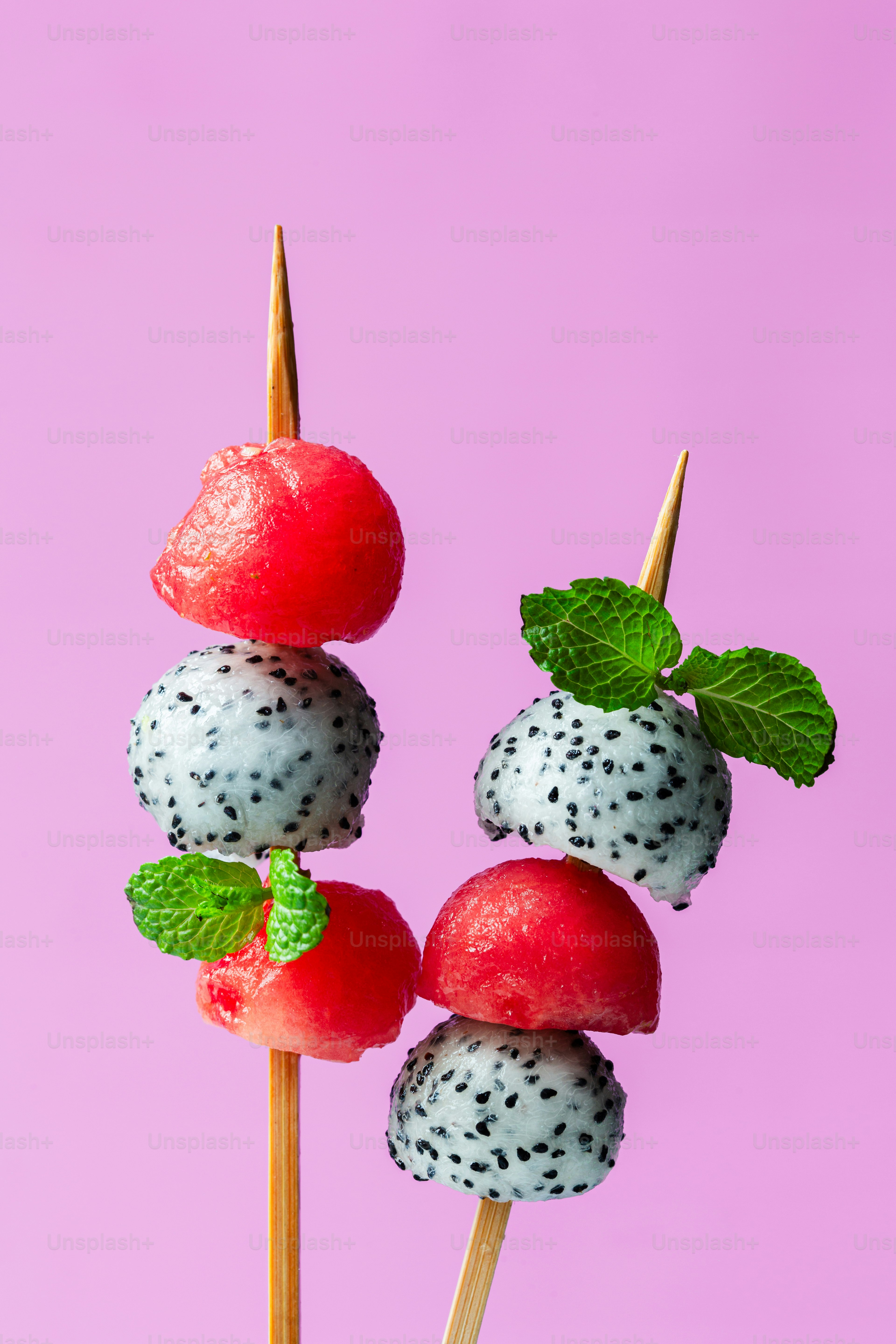Una brocheta de frutas con kiwi, fresas y frambuesas