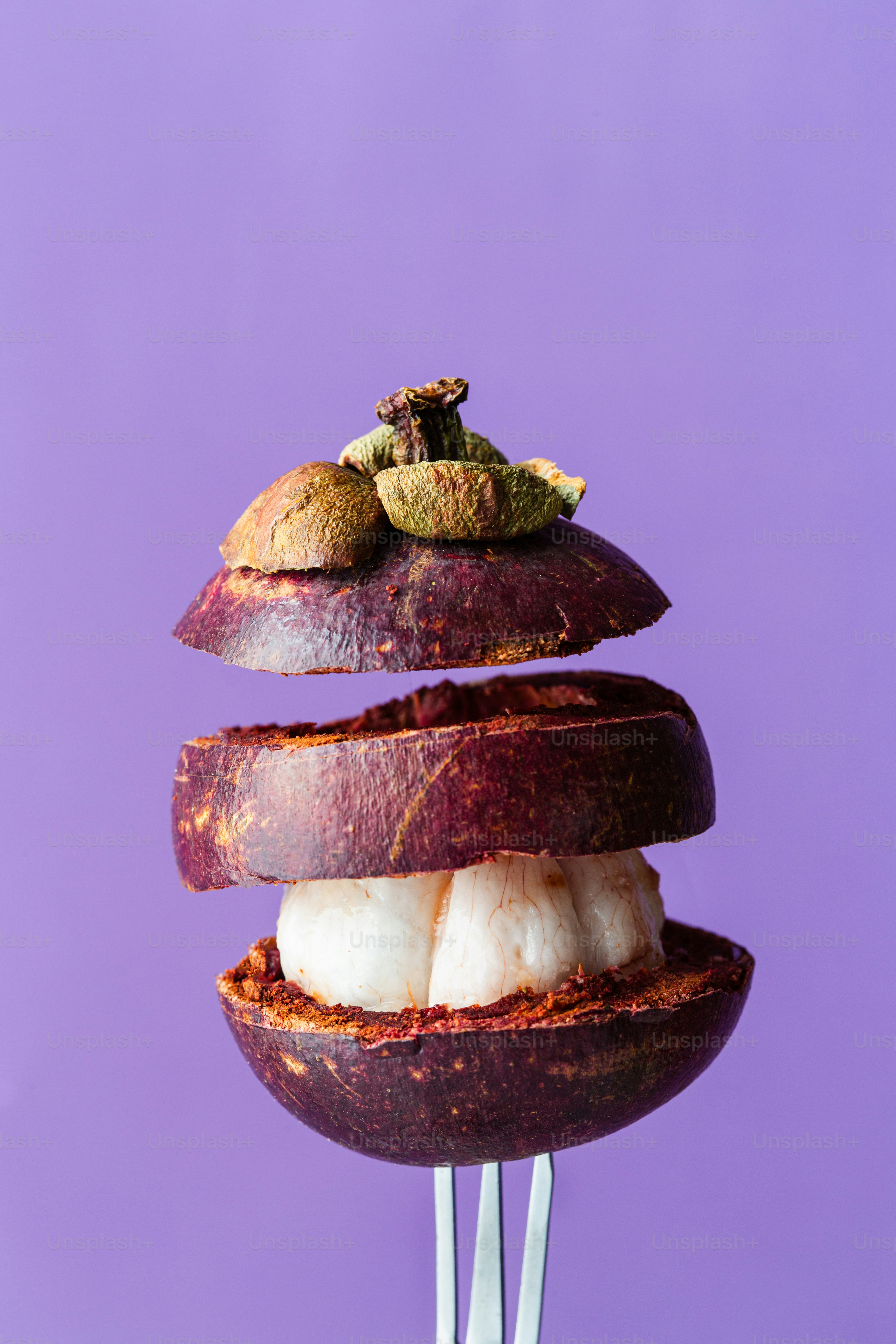 Una fruta en un palo a la que se le ha quitado un bocado