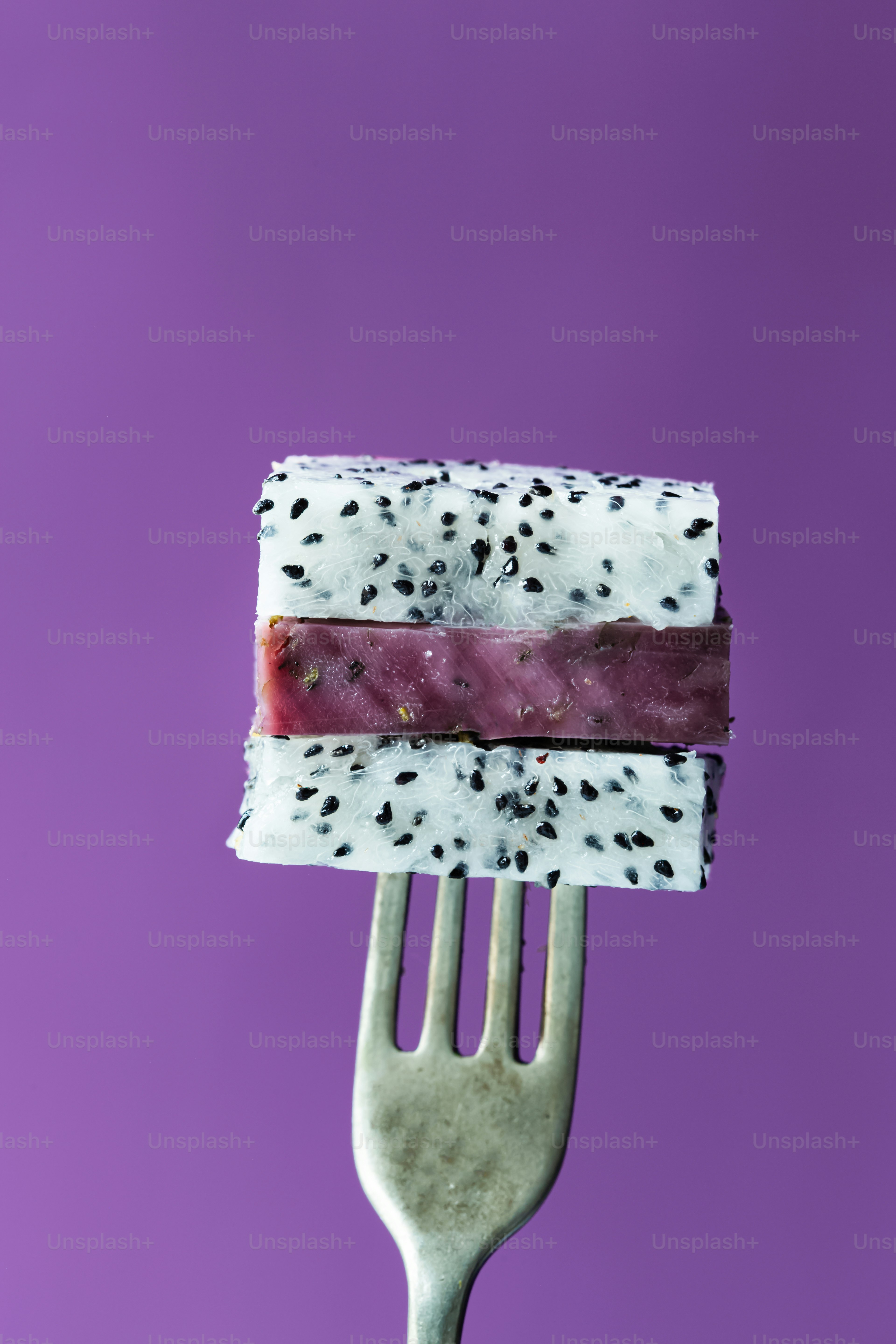 Un tenedor con un trozo de pastel encima