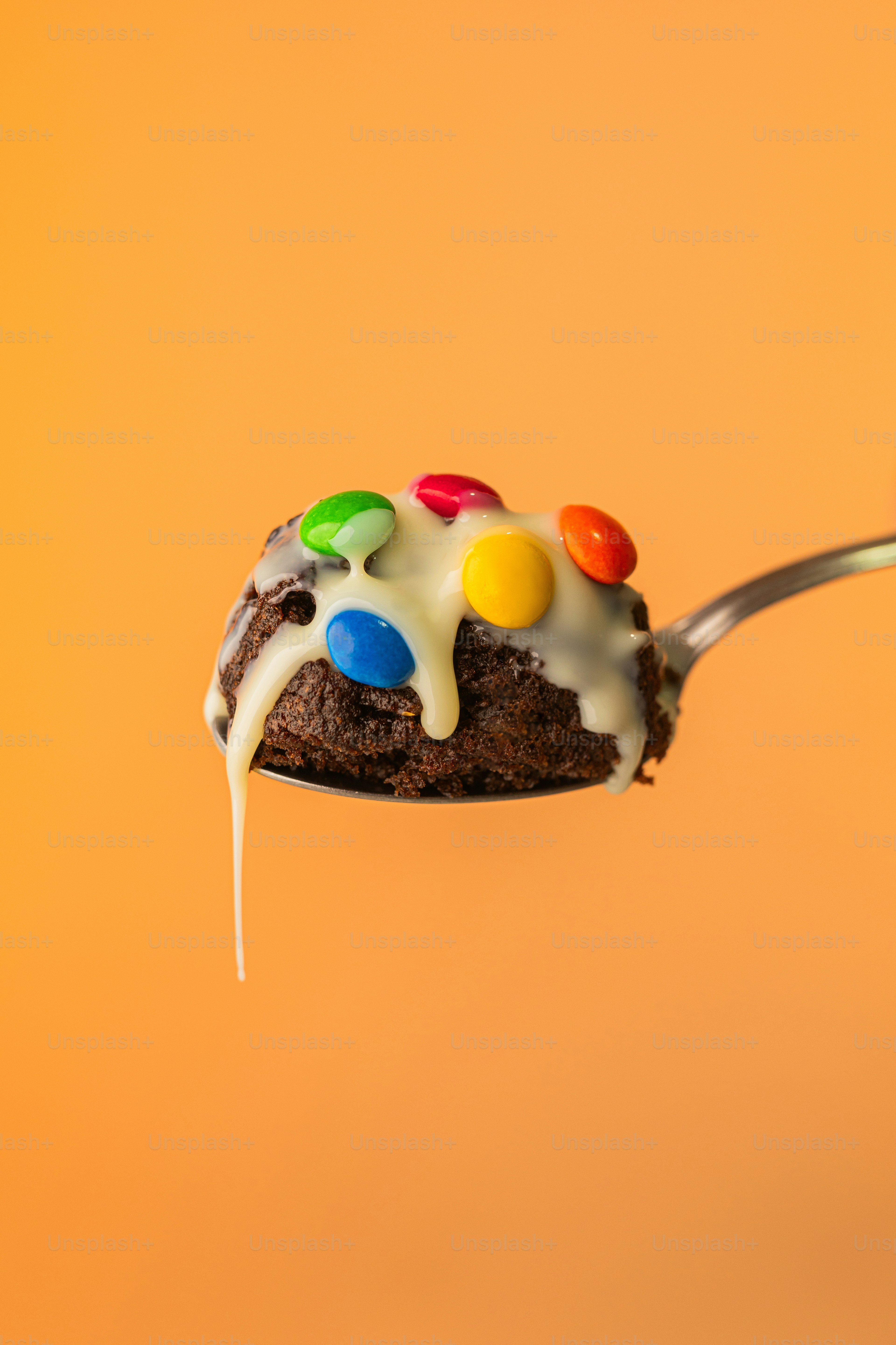 Una cuchara con un trozo de bizcocho