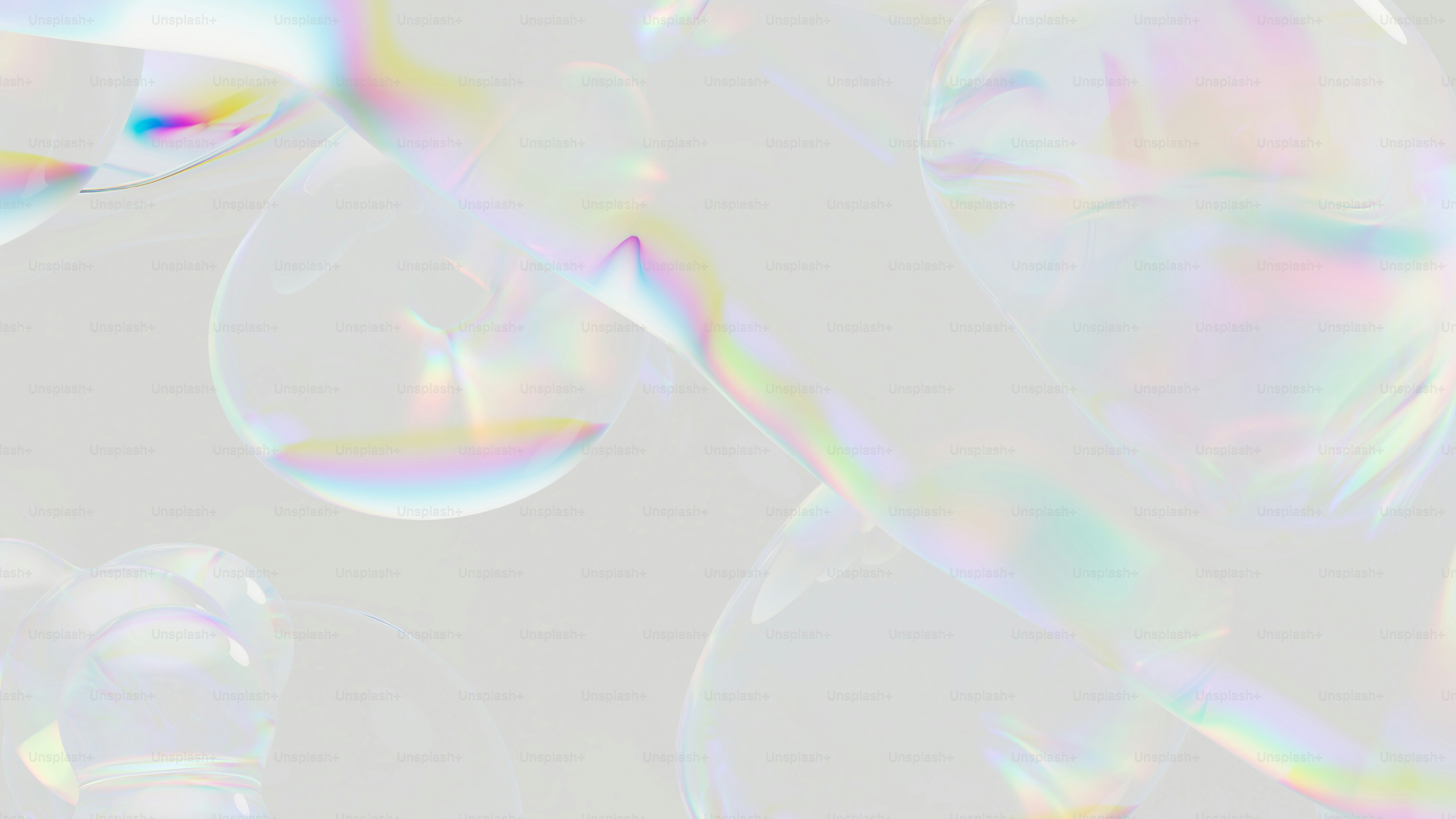 Un hombre está soplando pompas de jabón en el aire