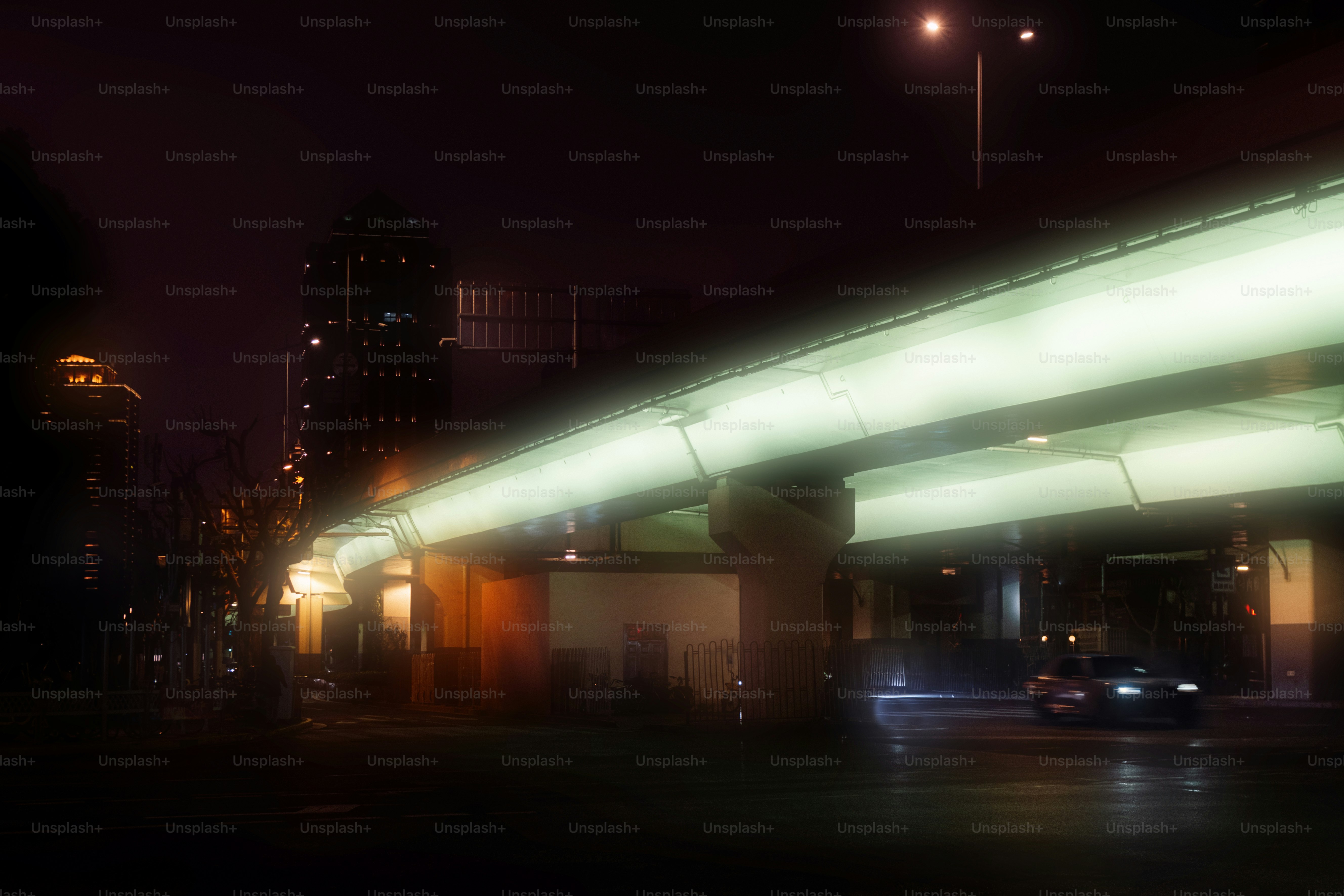 夜の街の通りのぼやけた写真