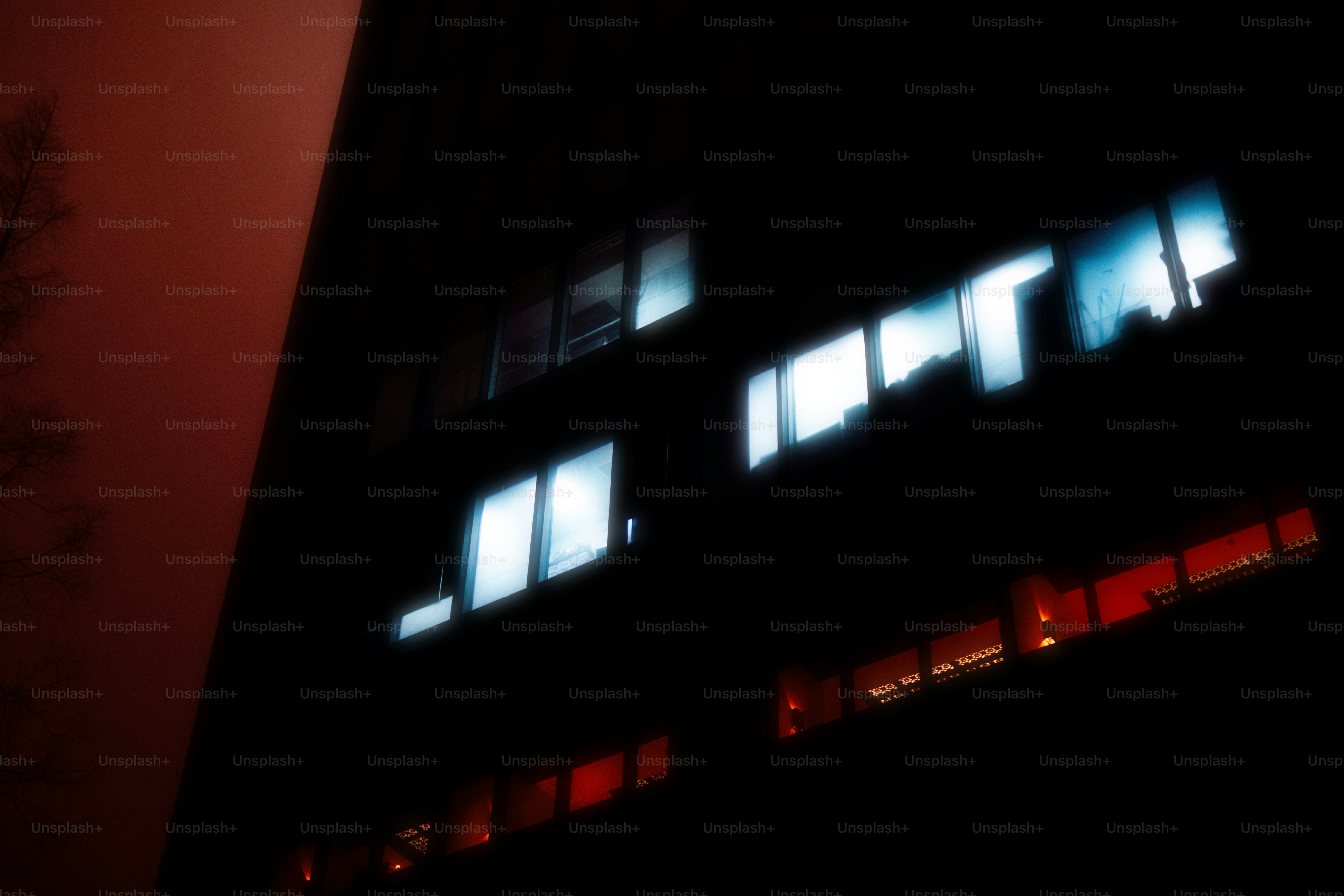 夜になるとライトアップされる高層ビル