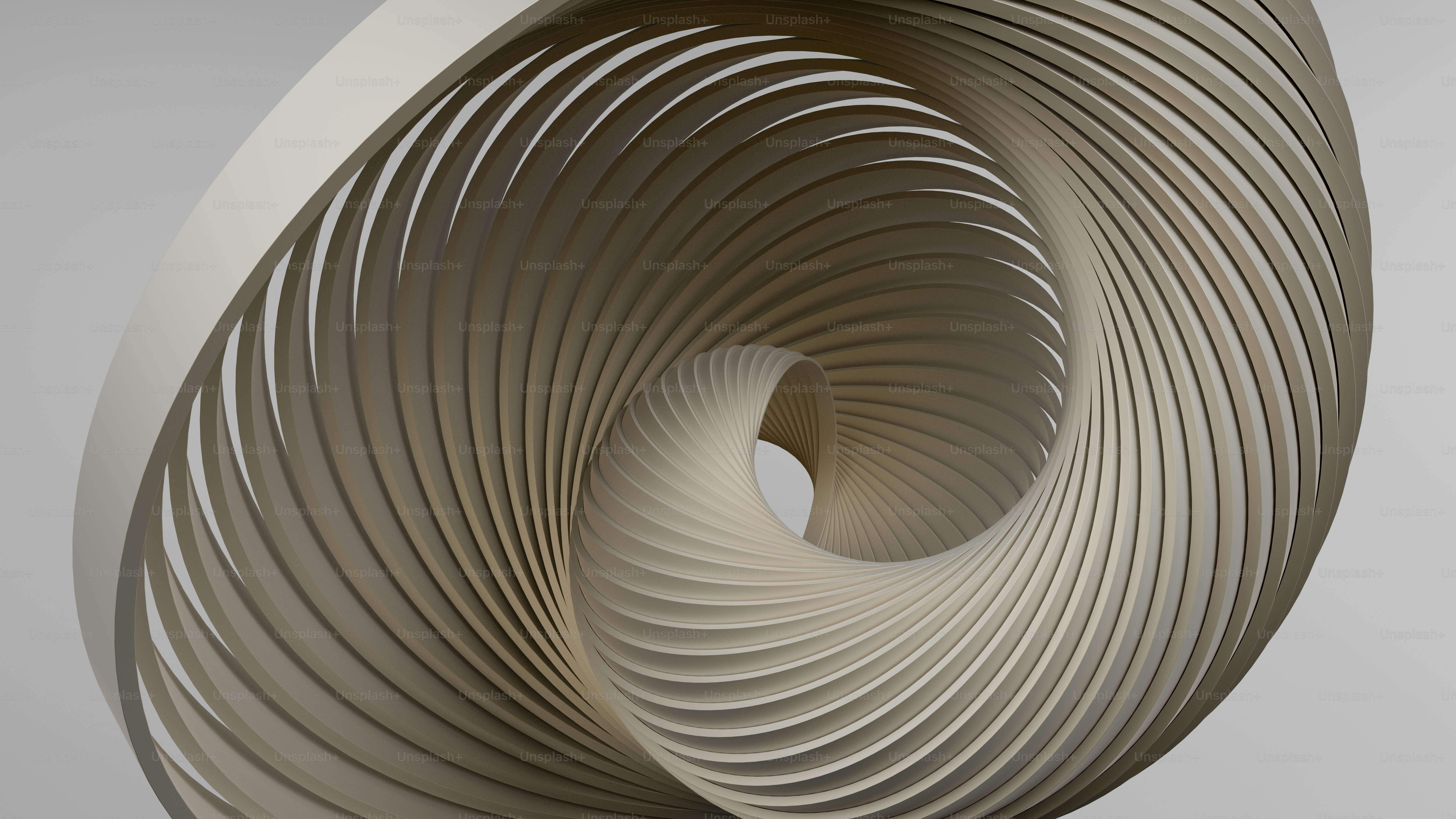 Una scultura bianca con un disegno a spirale sopra di essa