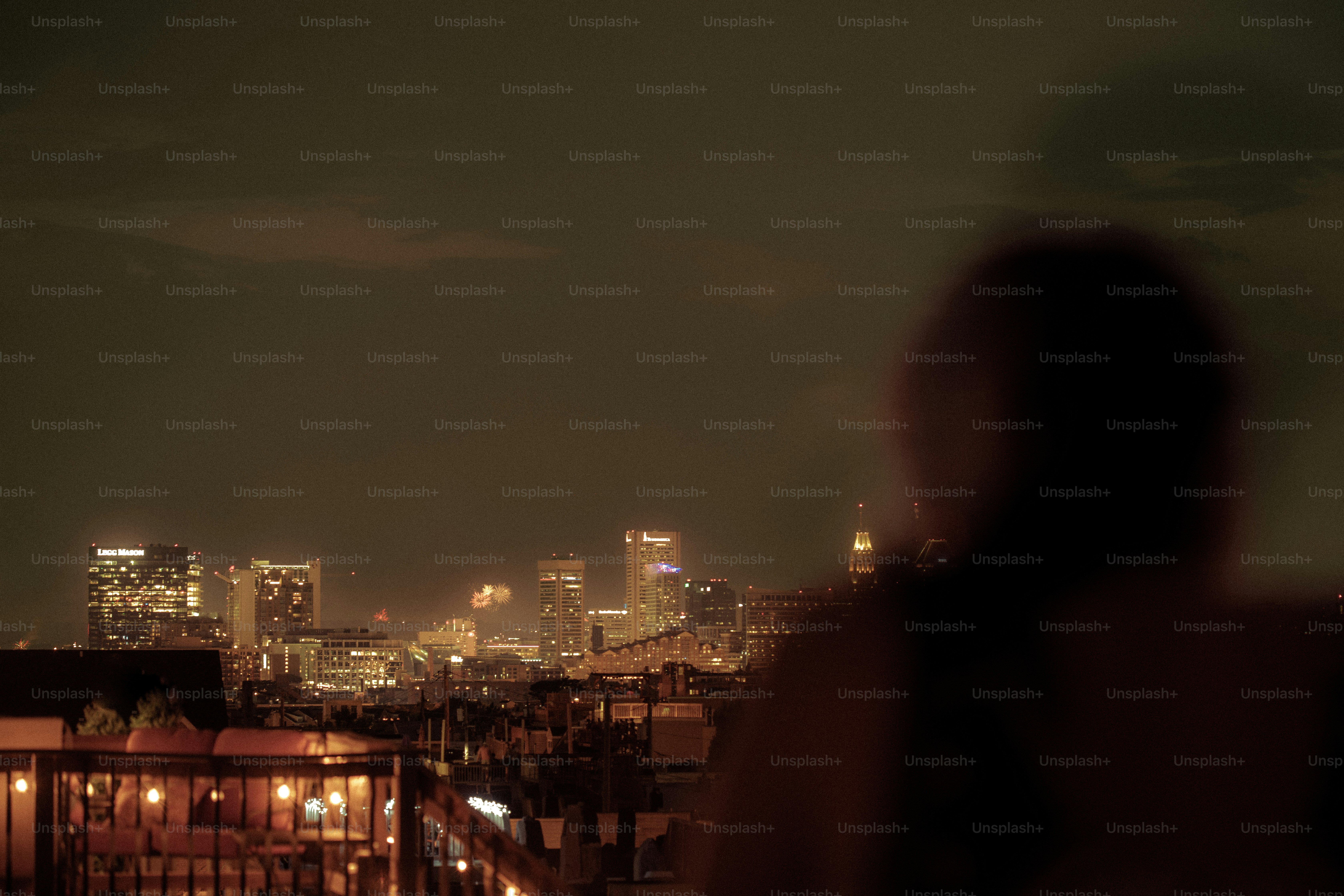 Une photo floue d’une ville la nuit