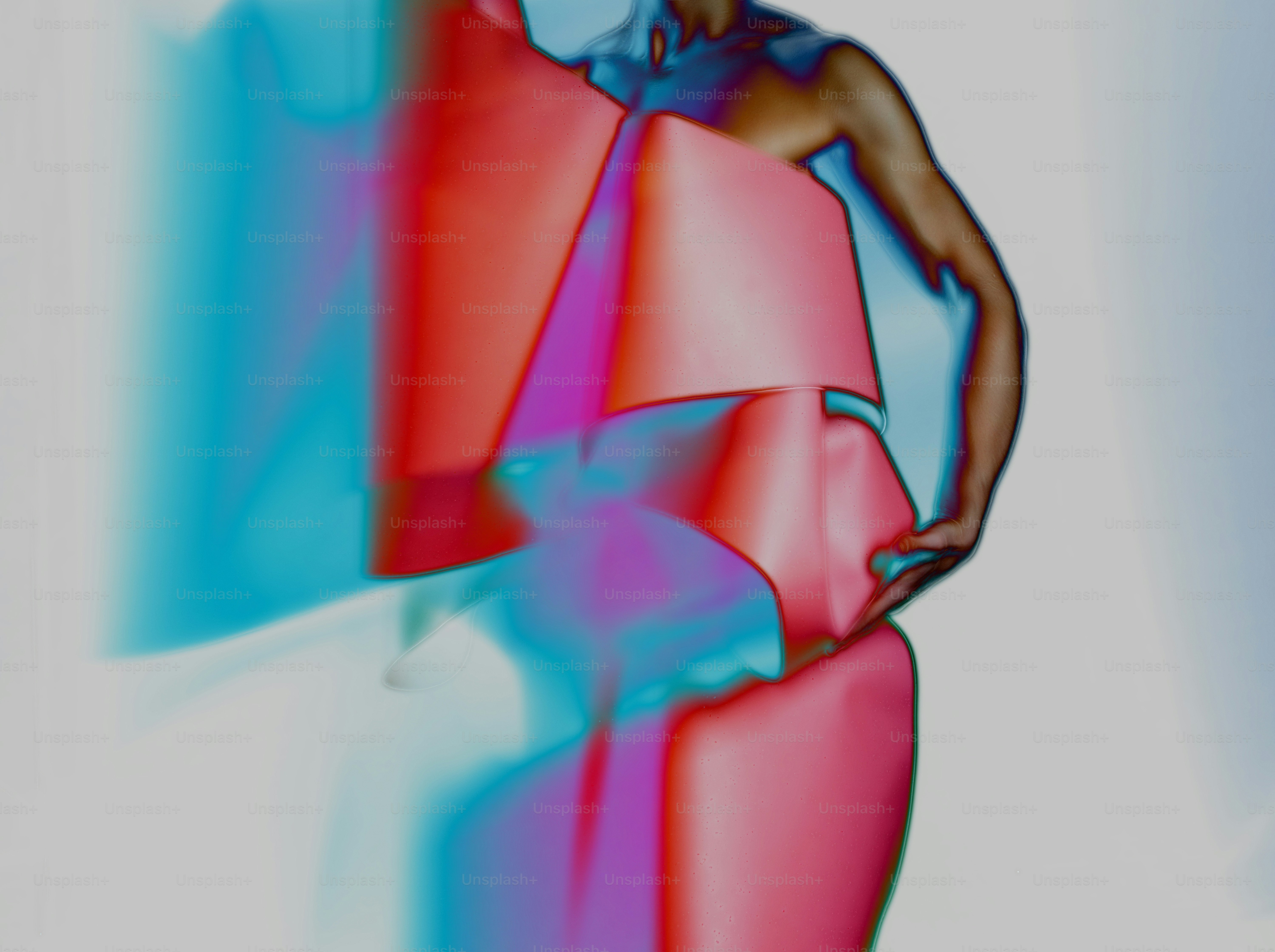 Una foto di una donna in un vestito rosa