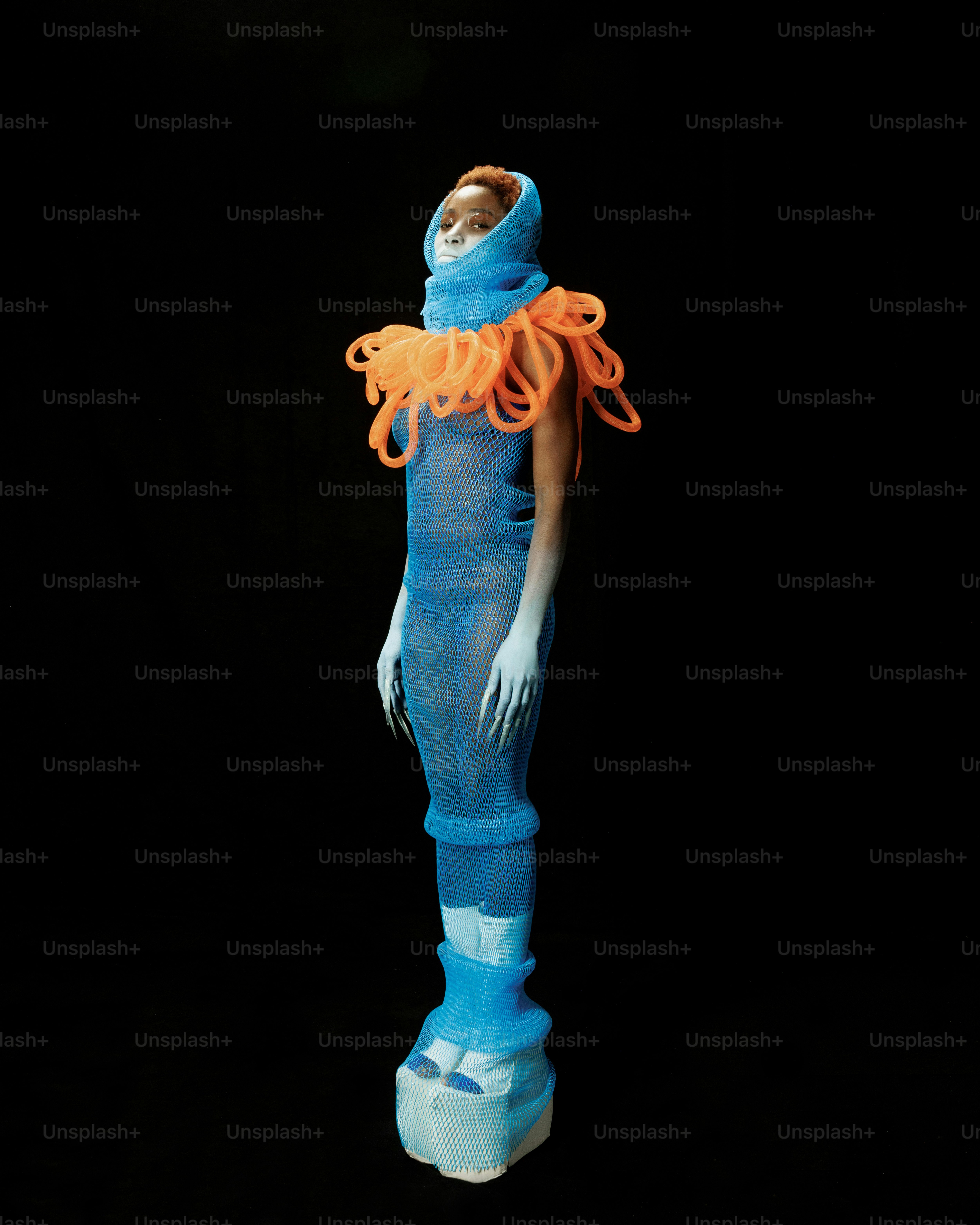 Una statua di una donna in blu e arancione