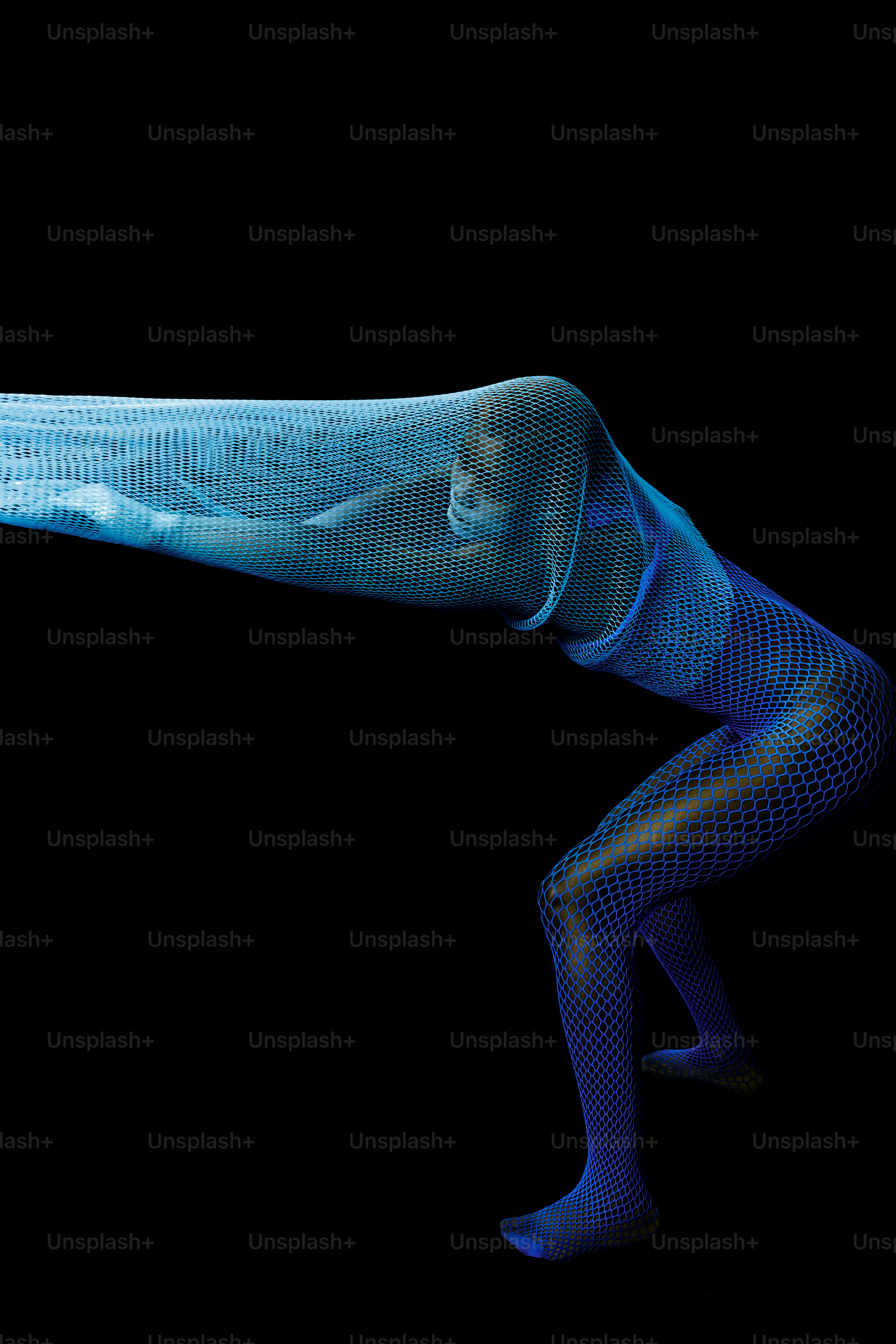 Una donna in un vestito blu sta ballando