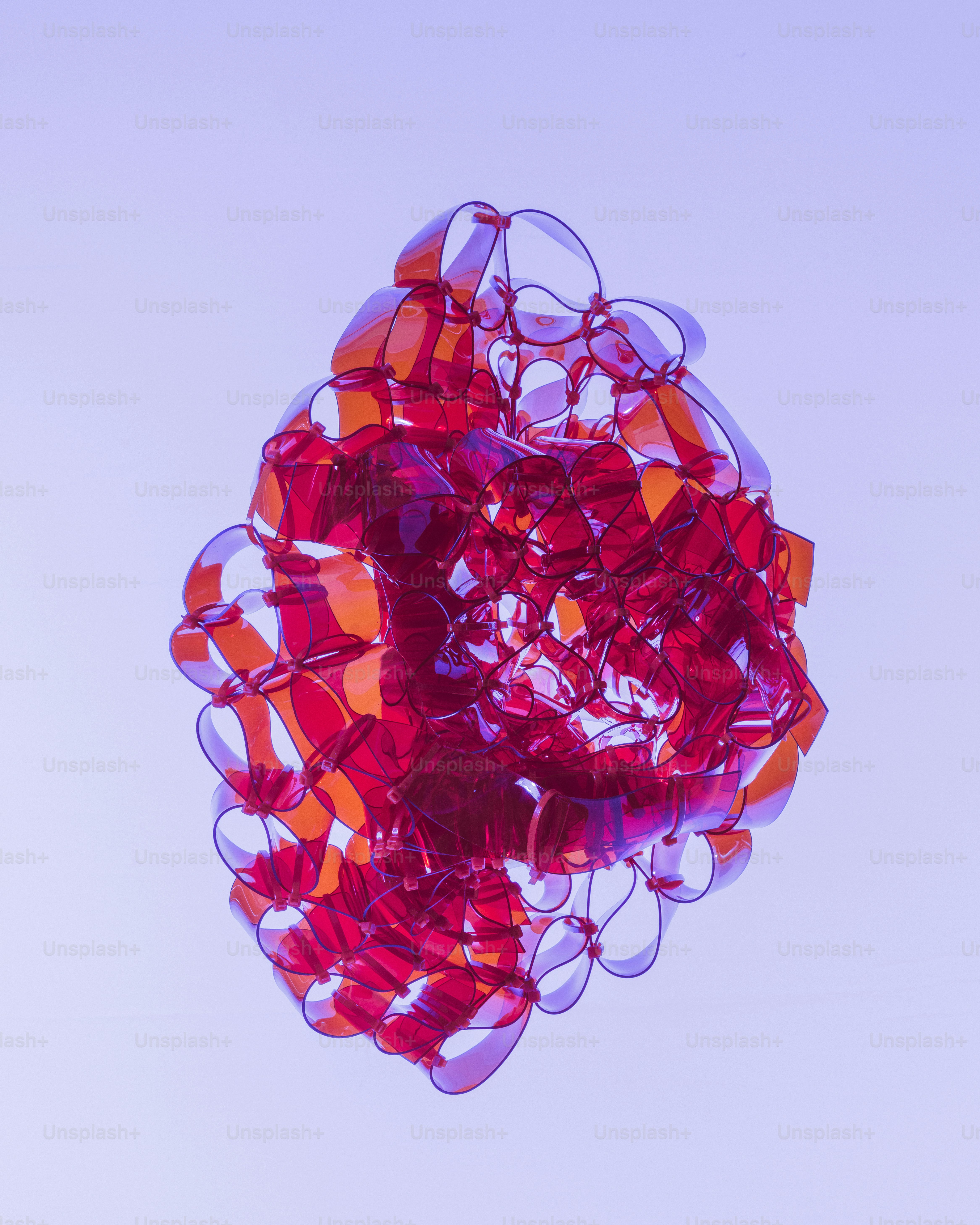 Un objeto rojo flota en el aire