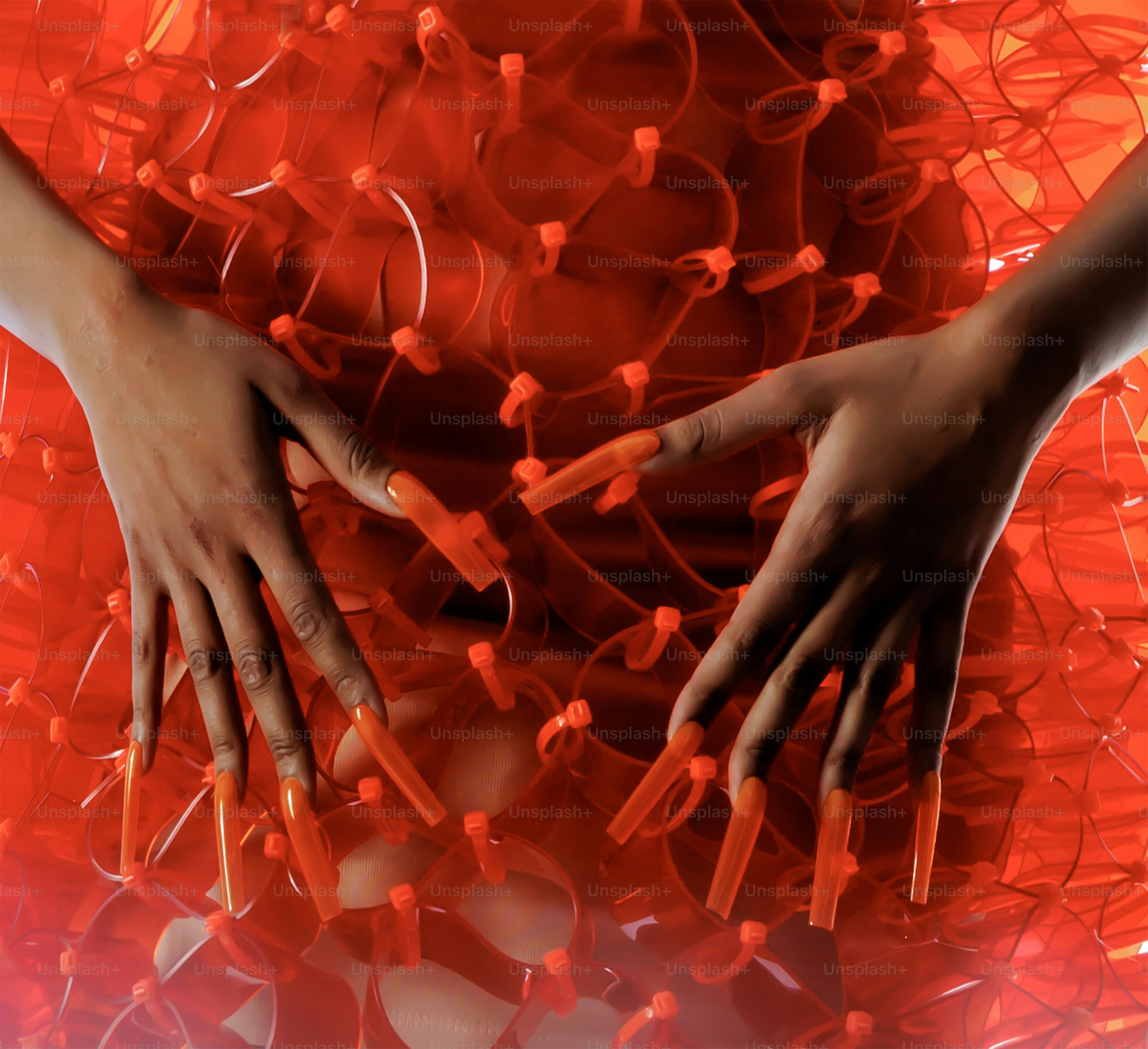 Une femme avec ses mains sur un fond rouge