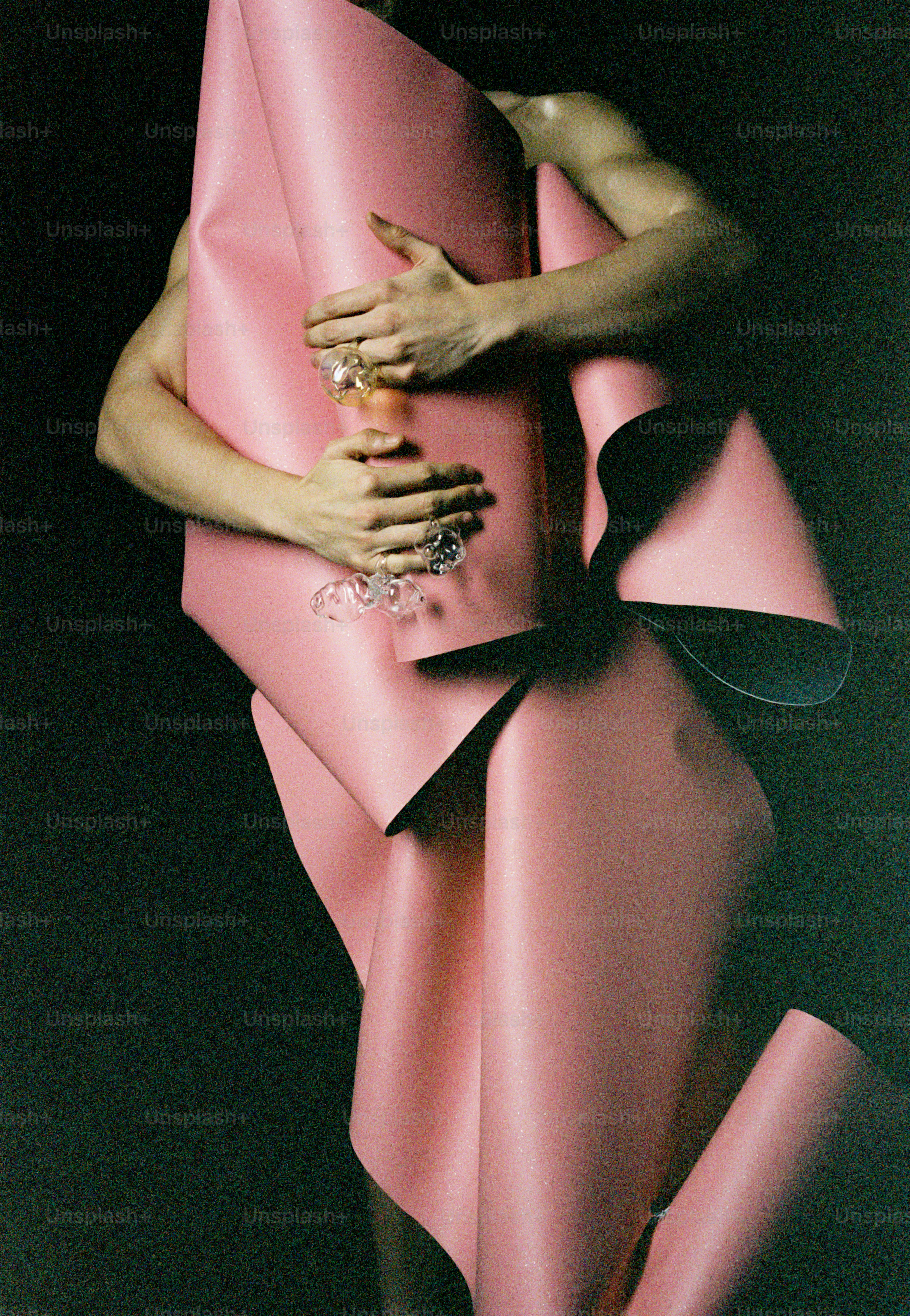 Eine Frau in einem rosa Kleid mit einer schwarzen Schleife um den Hals