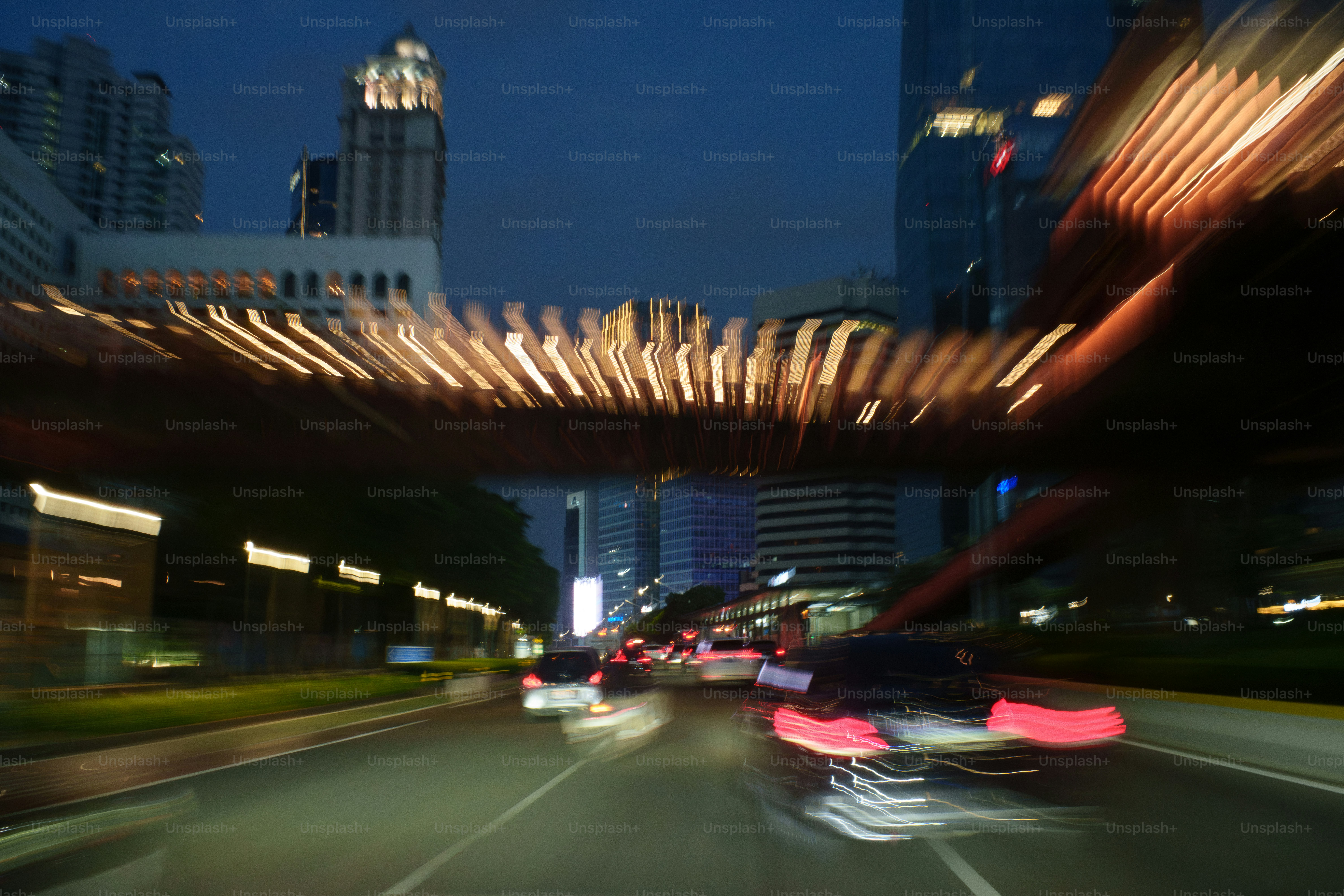 Ein verschwommenes Foto einer nächtlichen Straße in der Stadt