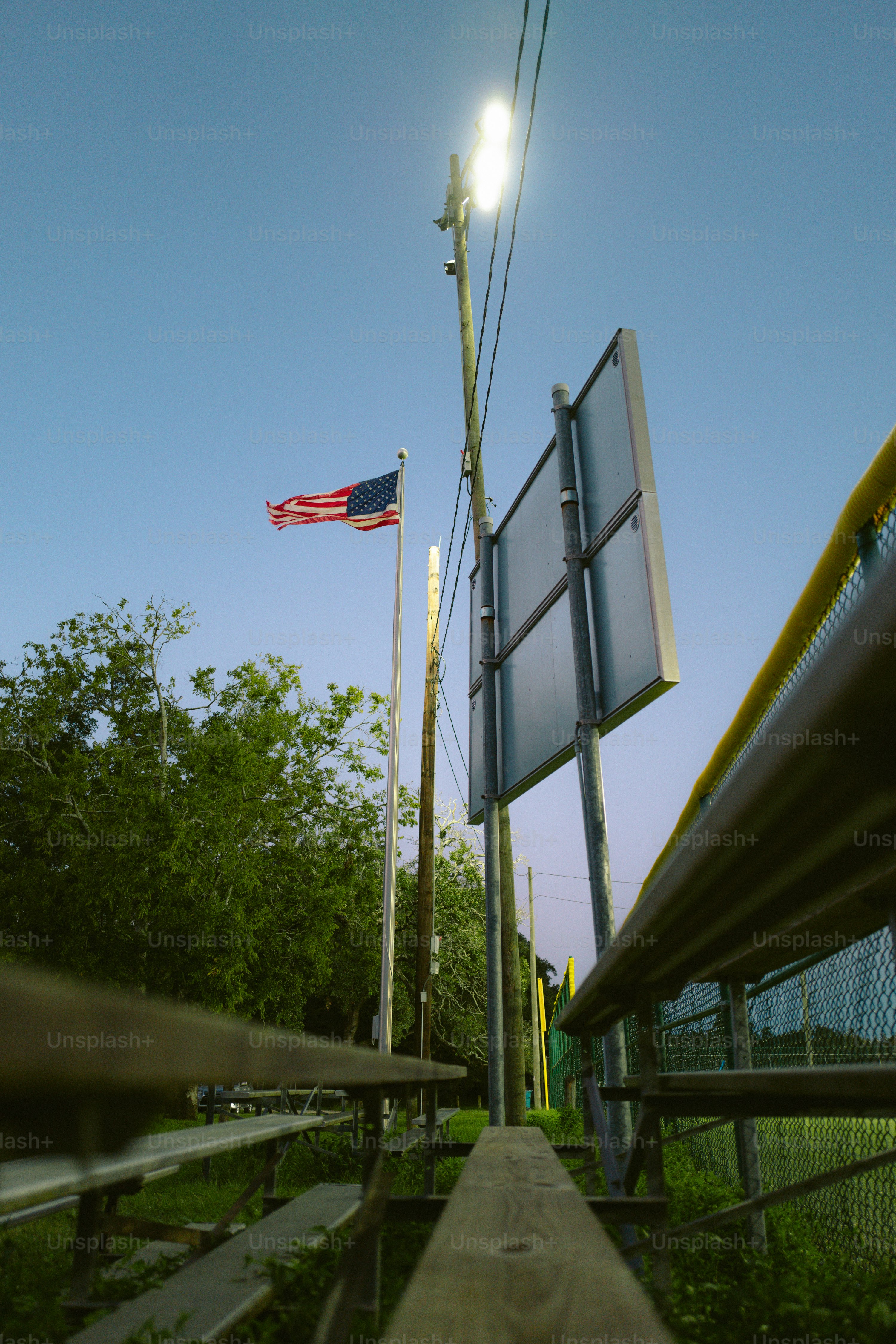 Un campo da baseball con una bandiera americana che sventola sullo sfondo