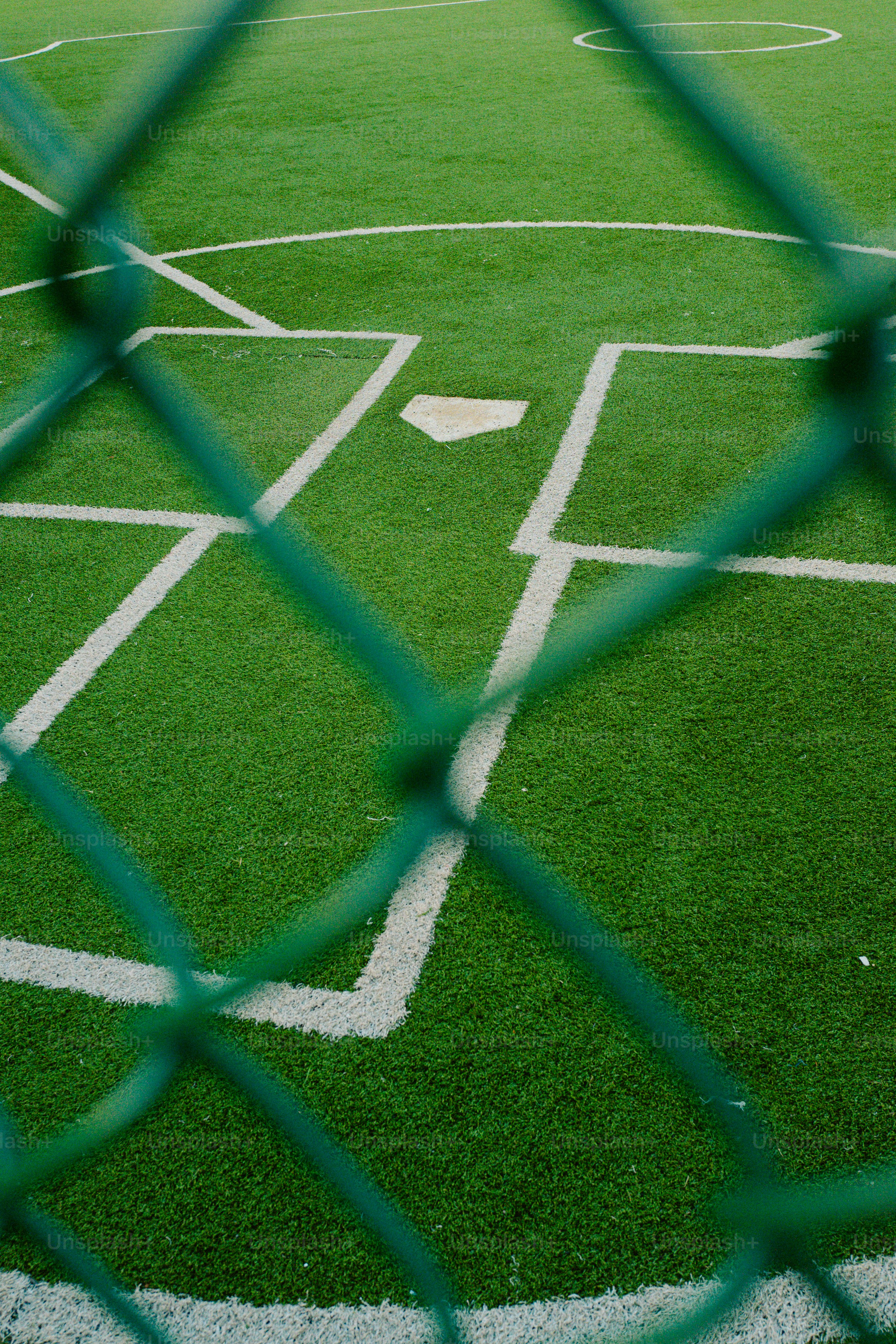 フェンスの後ろに野球のボールが置かれた野球場