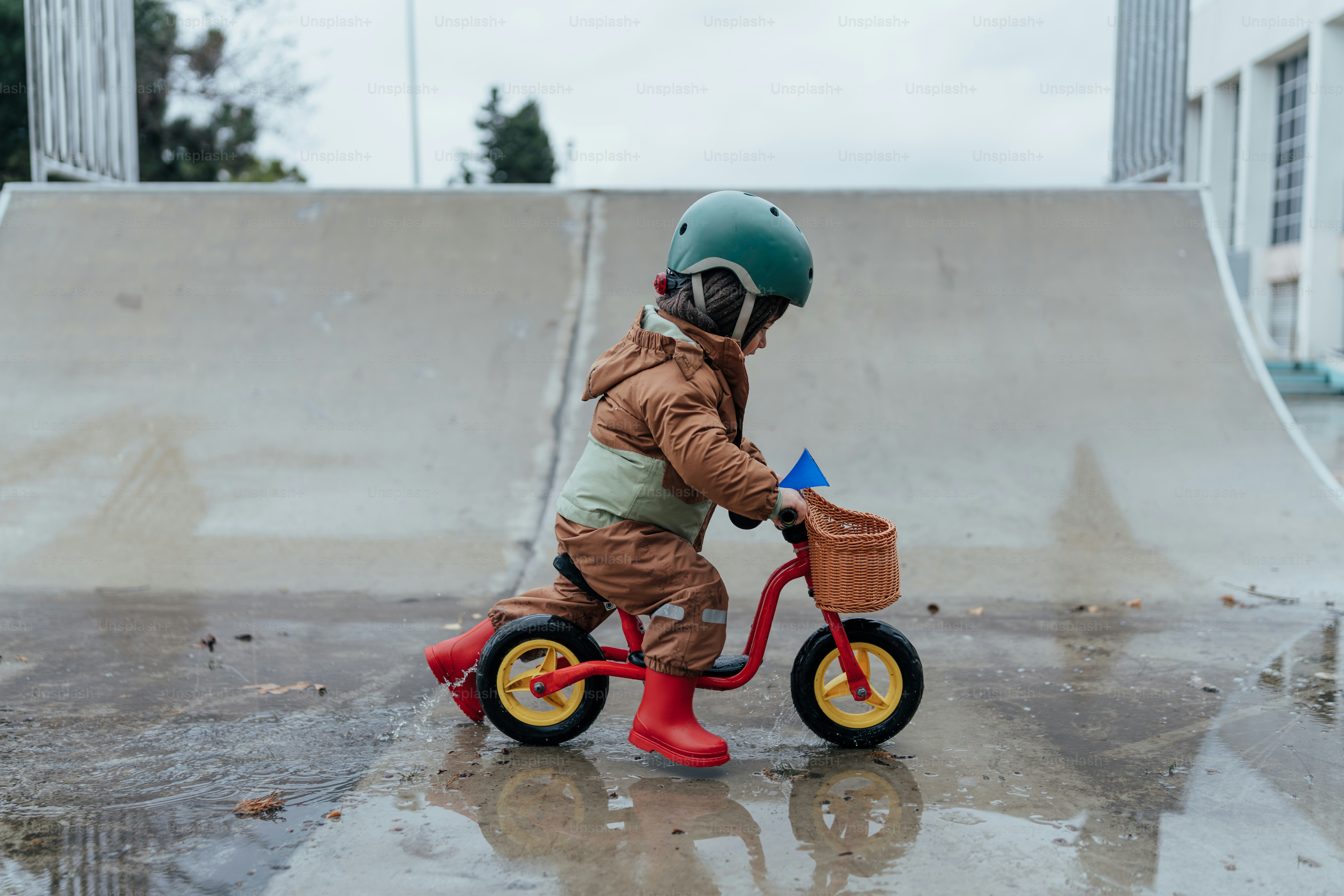 Un niño pequeño montando una pequeña bicicleta en una rampa
