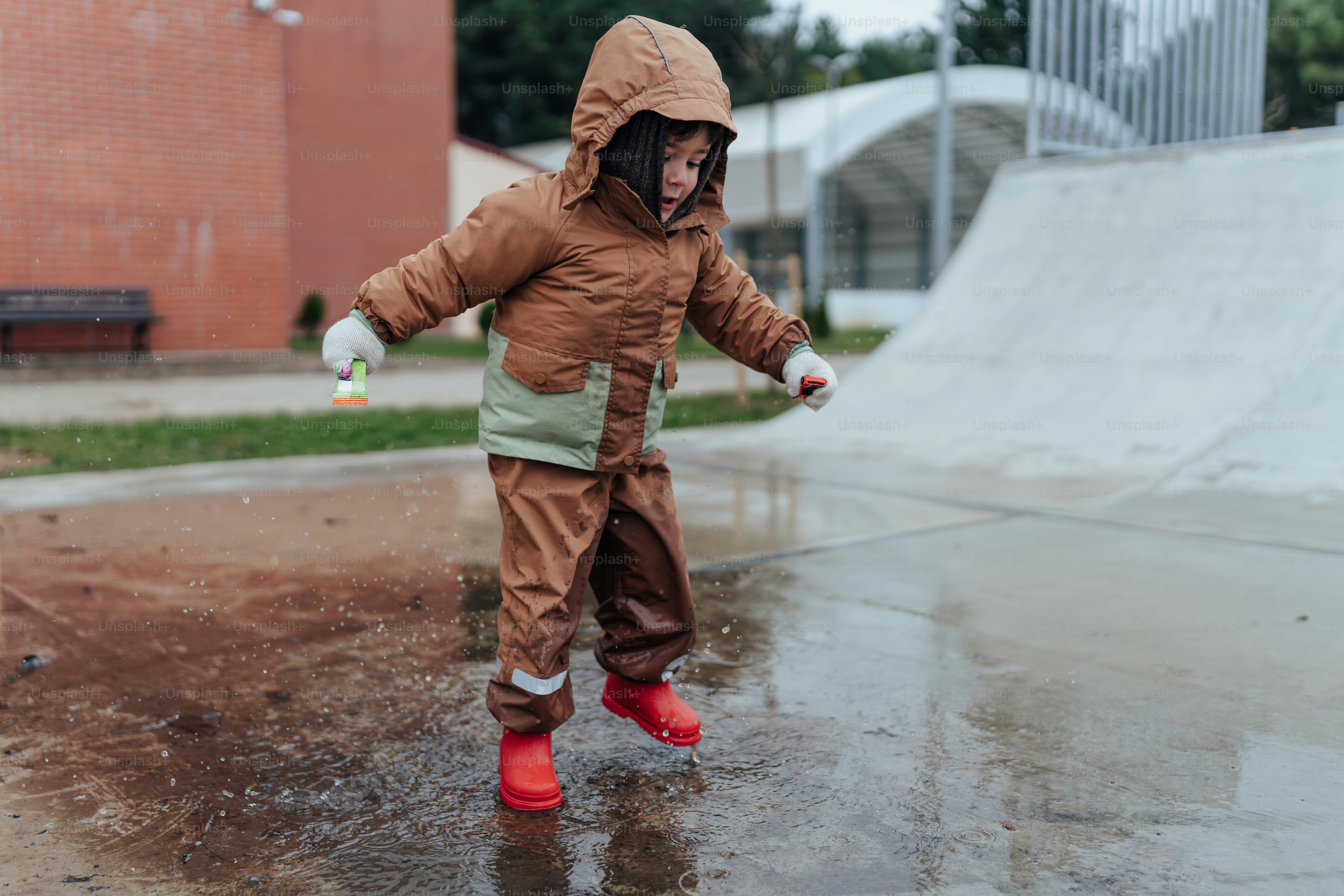 Deux jeunes enfants jouant dans une flaque d'eau photo – Image de Enfants  sur Unsplash, image size:3000x2000