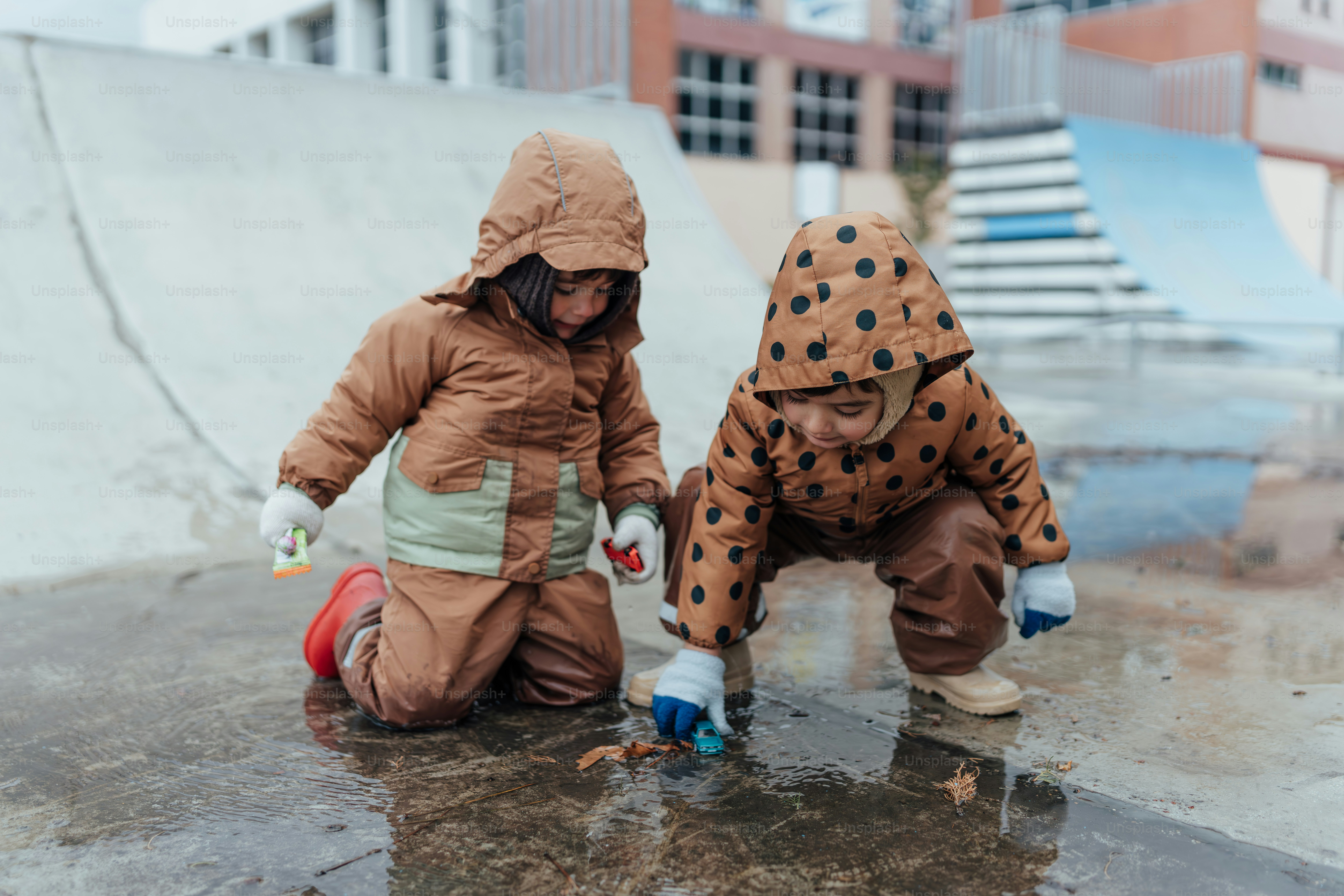 Un par de niños que están sentados en el suelo