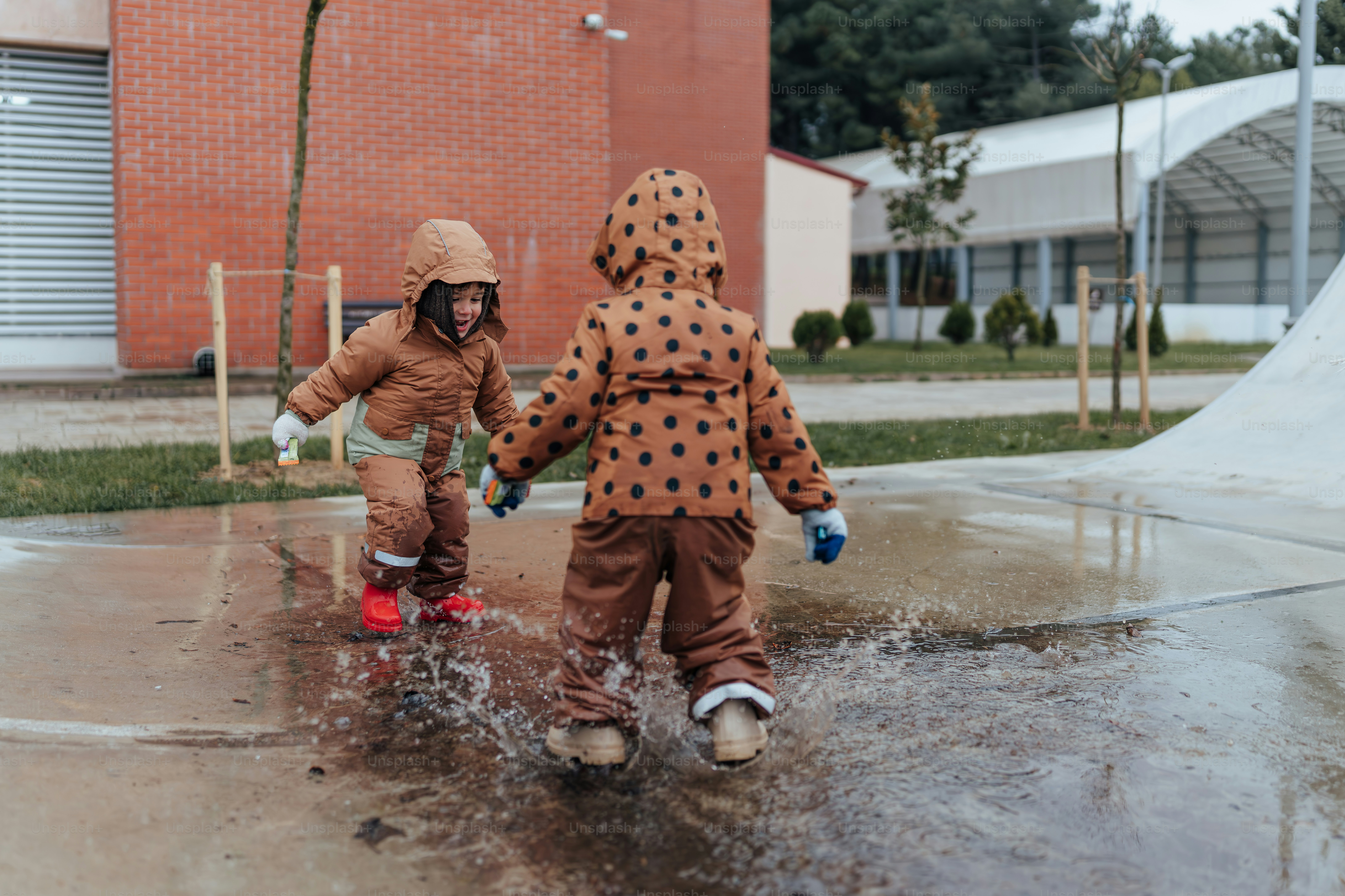 Deux jeunes enfants jouant dans une flaque d'eau photo – Image de Enfants  sur Unsplash, image size:3000x2000
