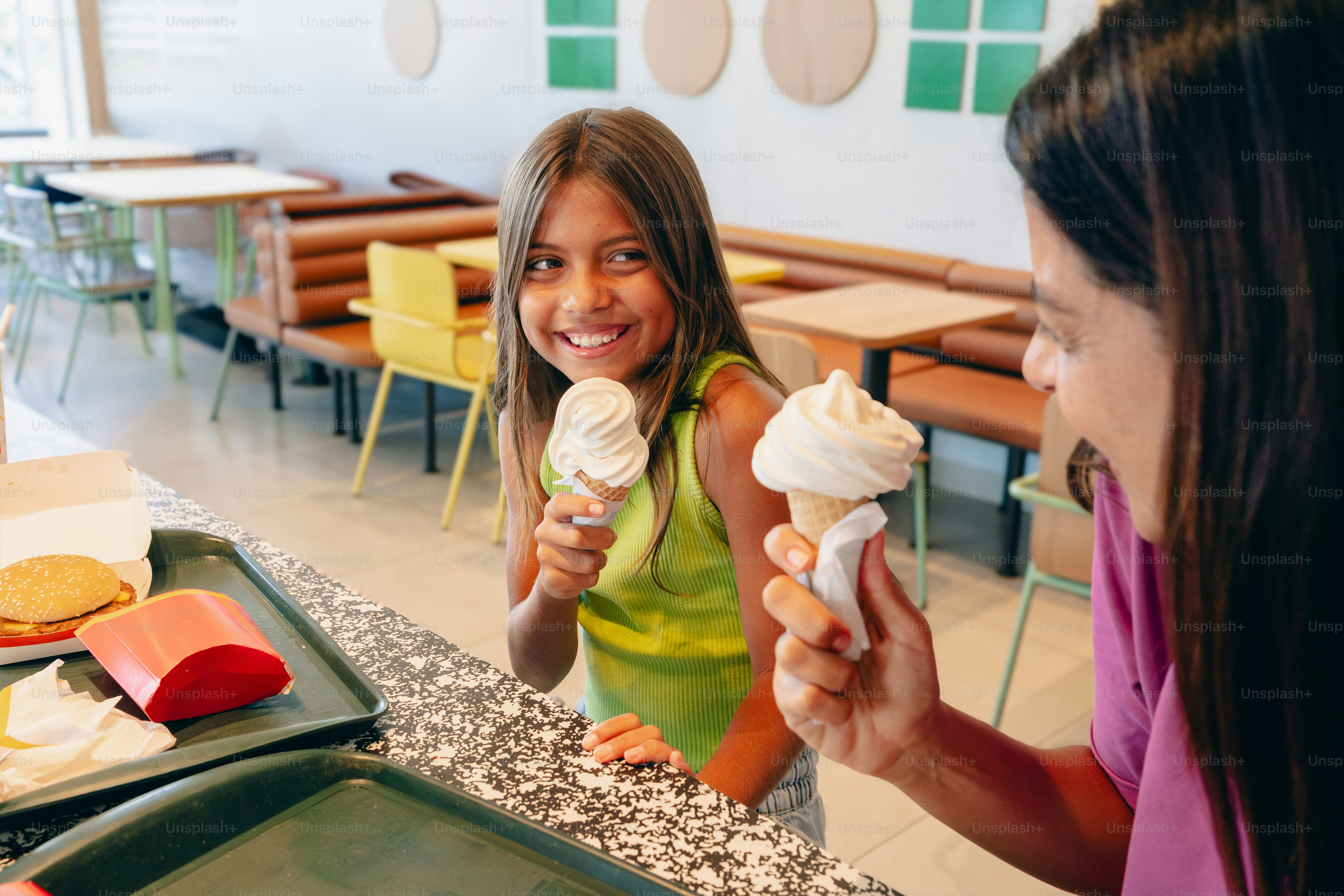 Eine Frau und ein kleines Mädchen essen Eis