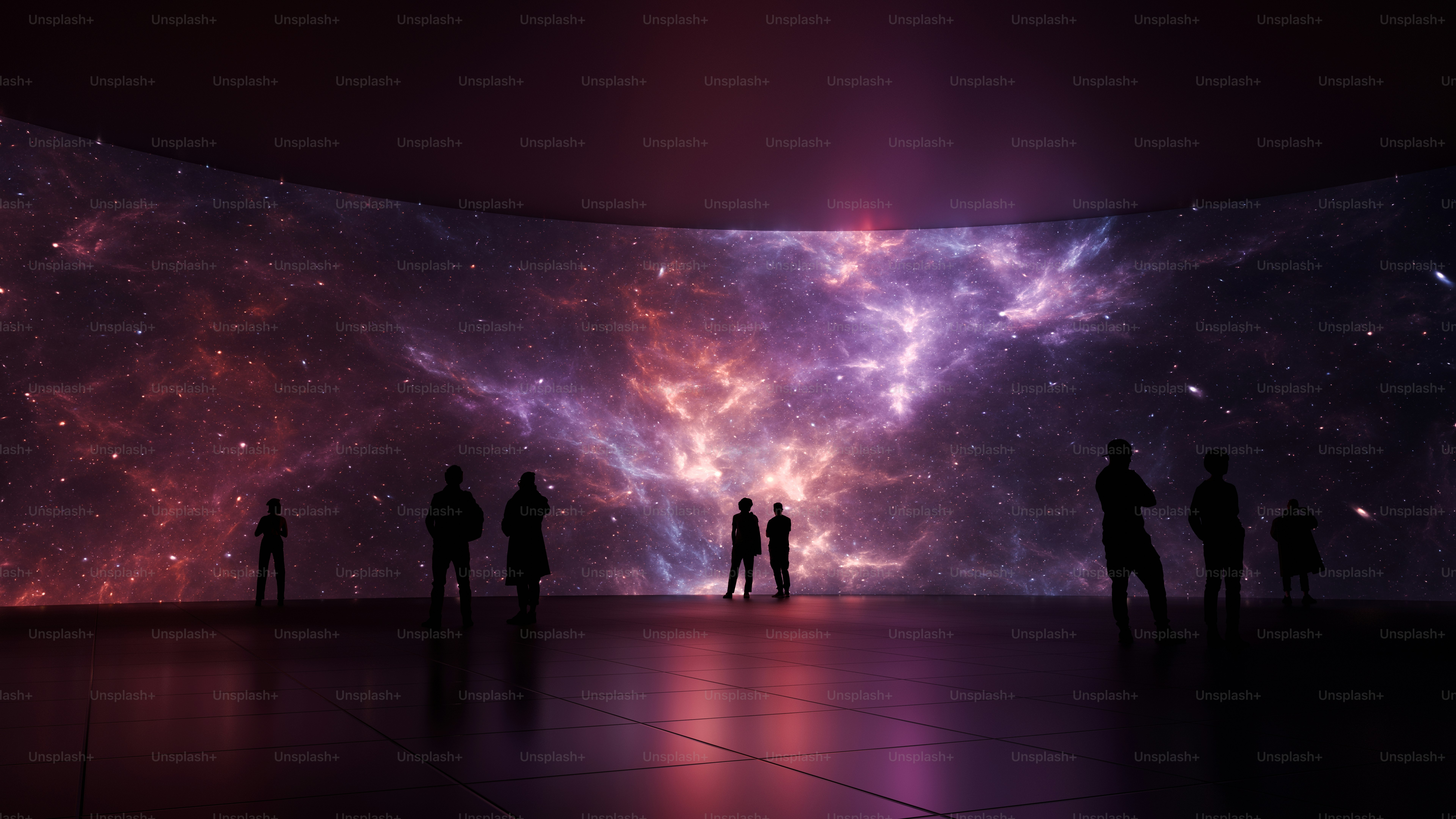 Un groupe de personnes debout devant une fenêtre
