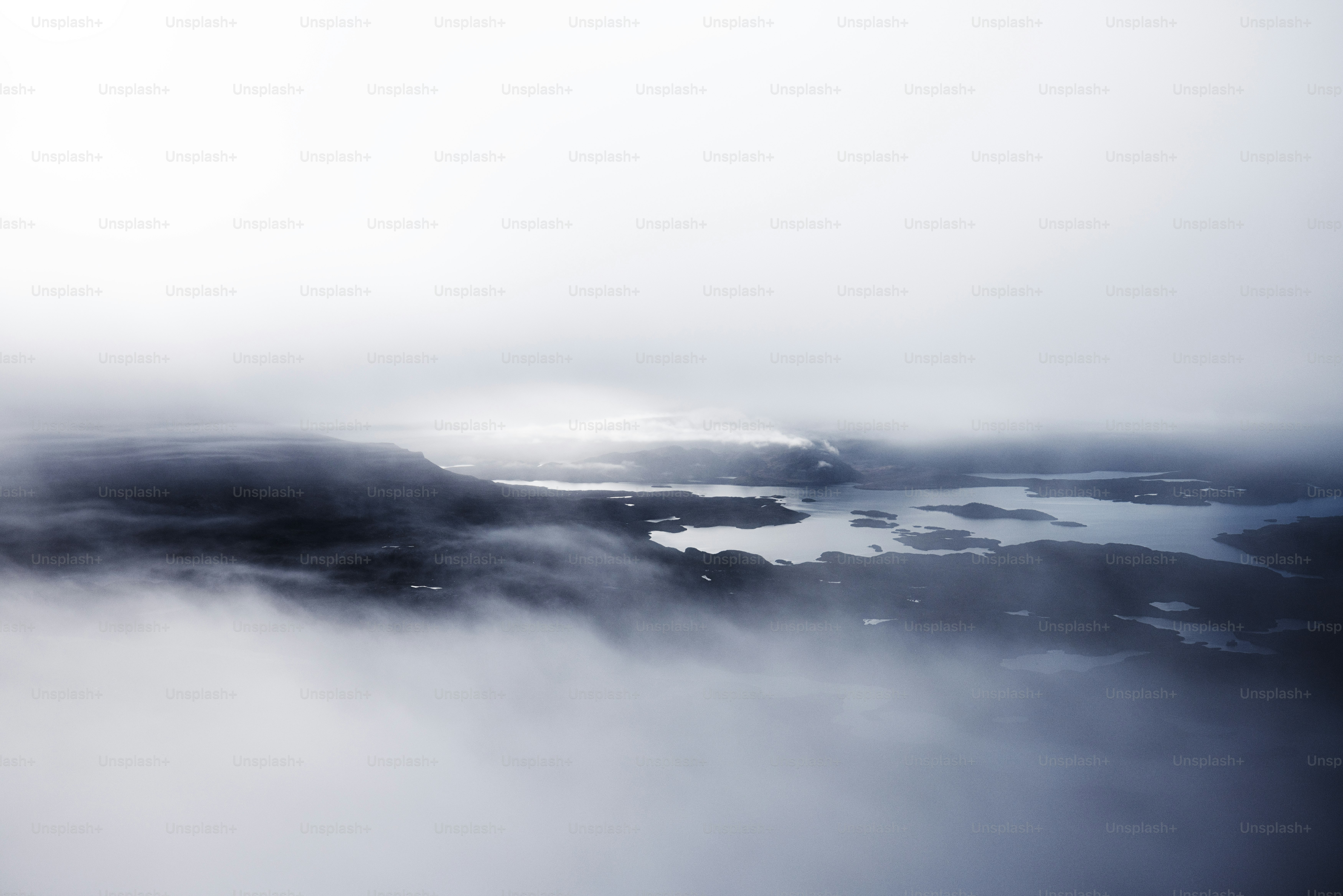 Une vue d’un ciel brumeux depuis un avion