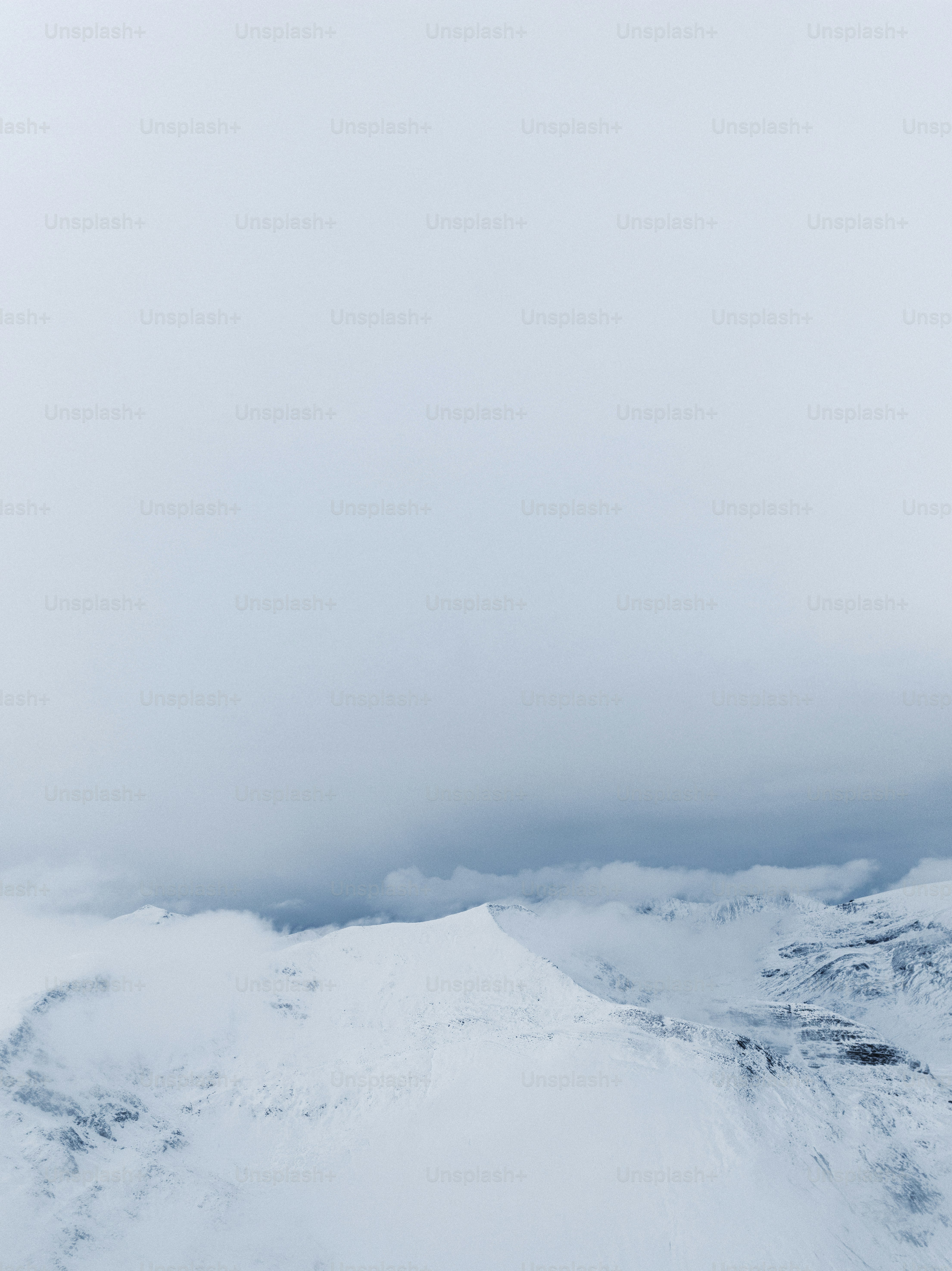 Une personne descendant une montagne enneigée