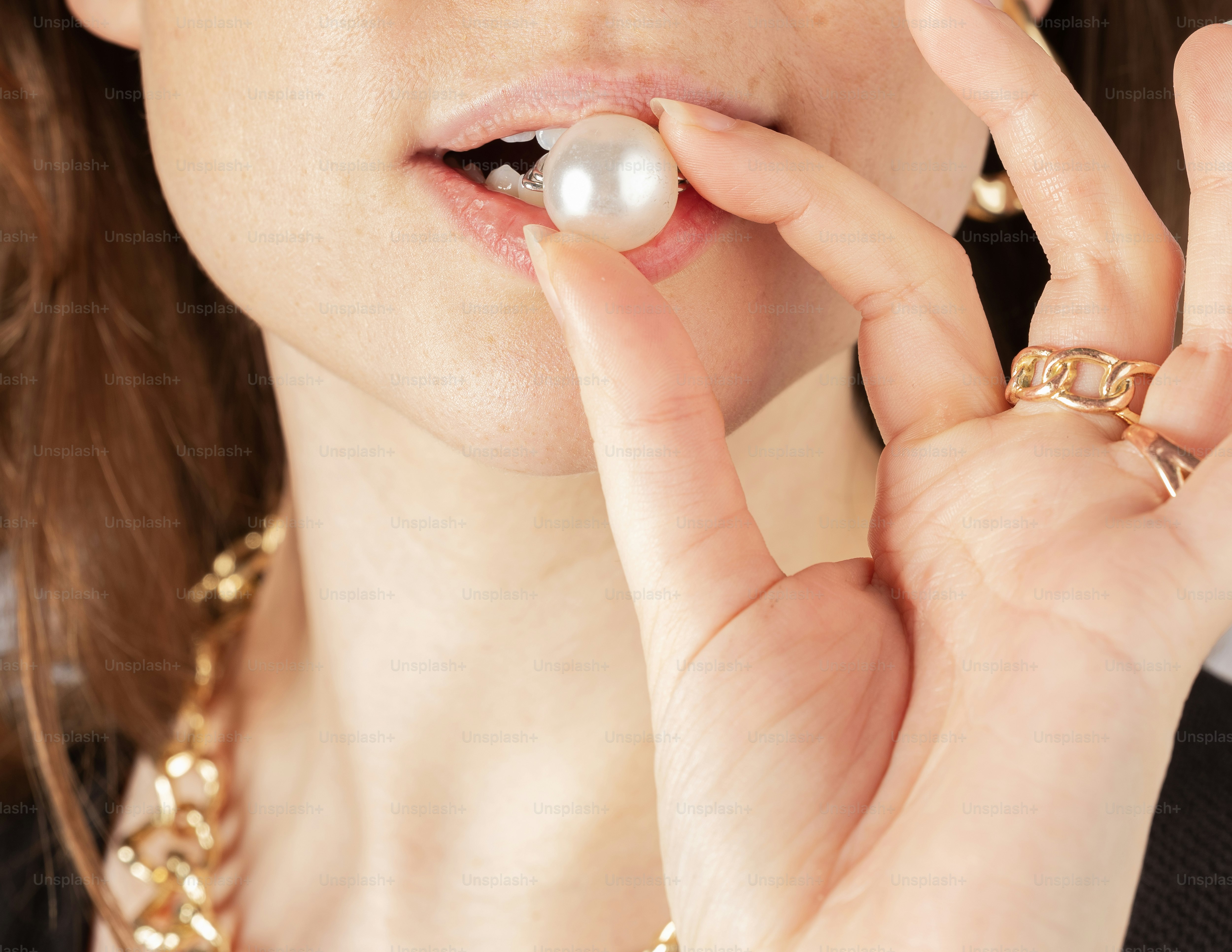 Une femme tenant une perle dans sa bouche