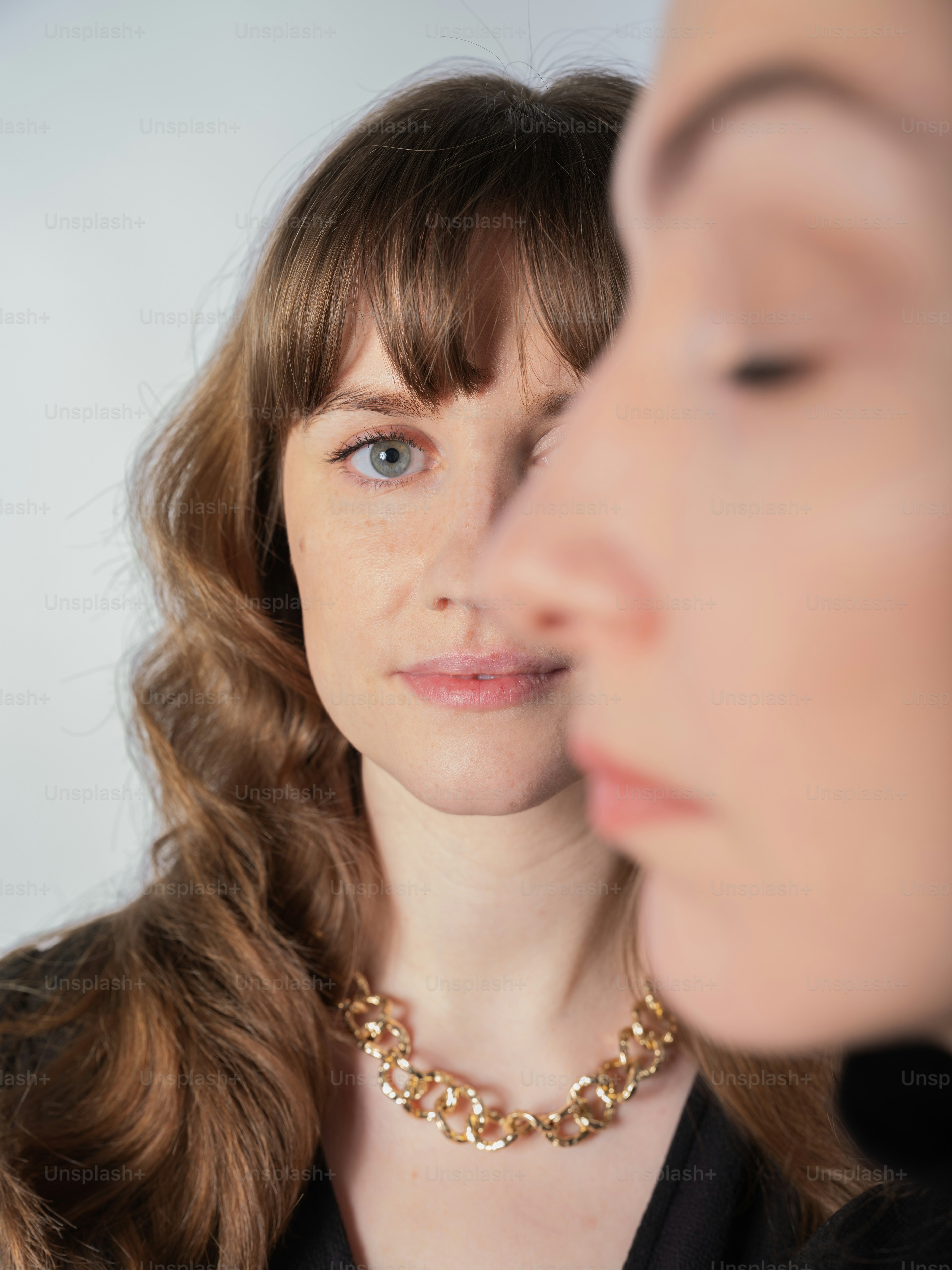 Une femme regardant son reflet dans un miroir