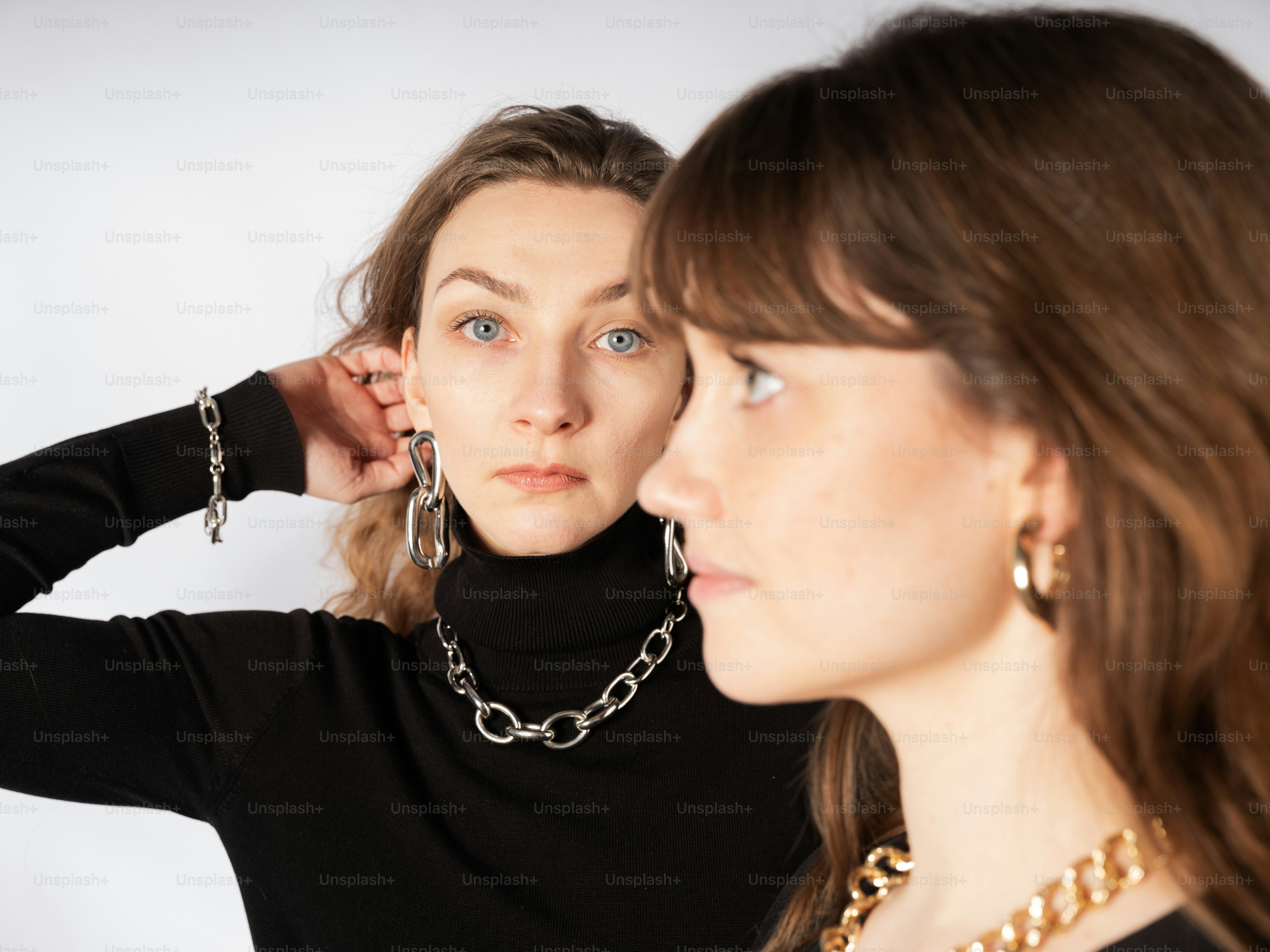 Deux femmes se regardent