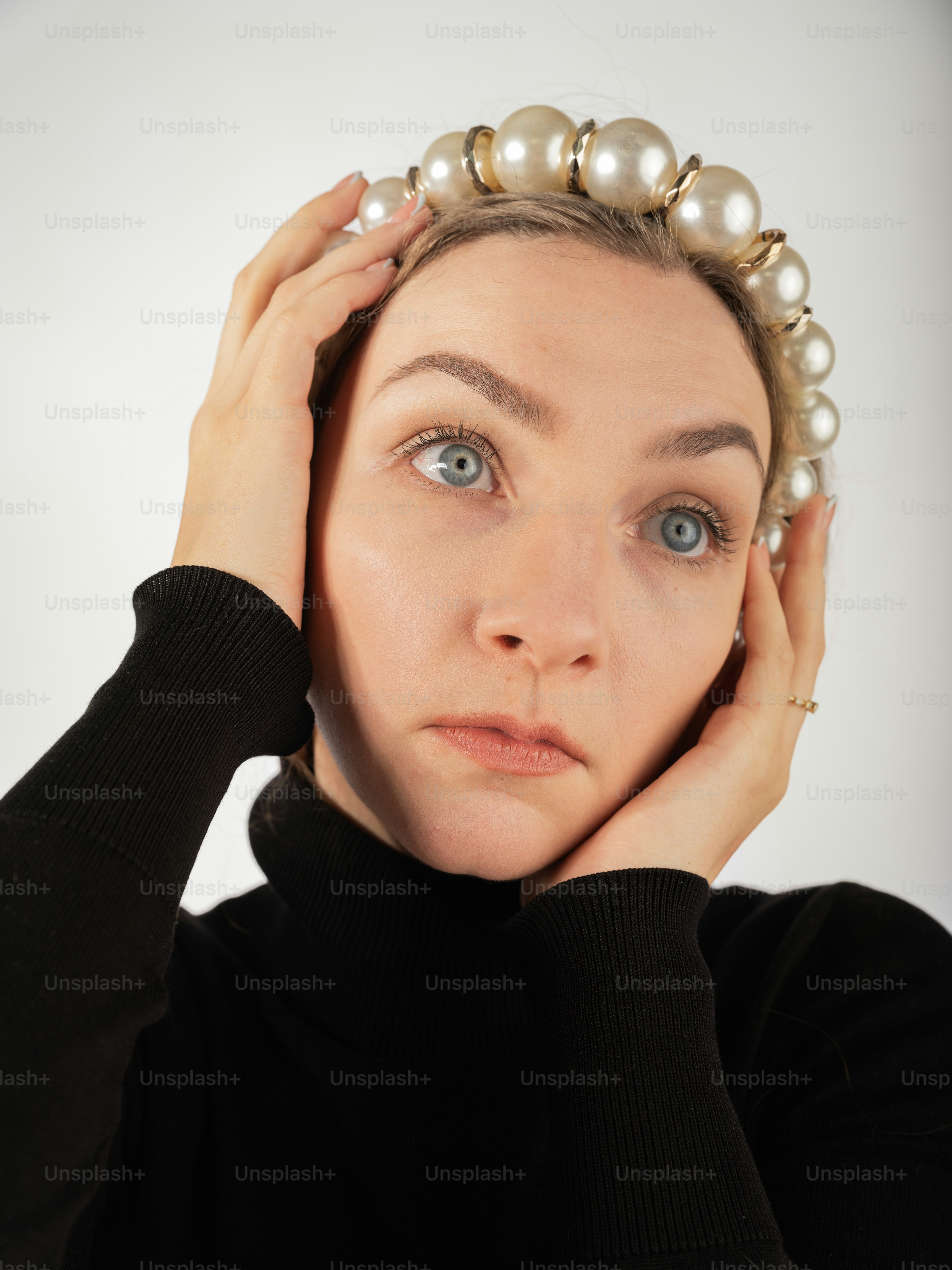 Une femme avec un bandeau perlé sur la tête
