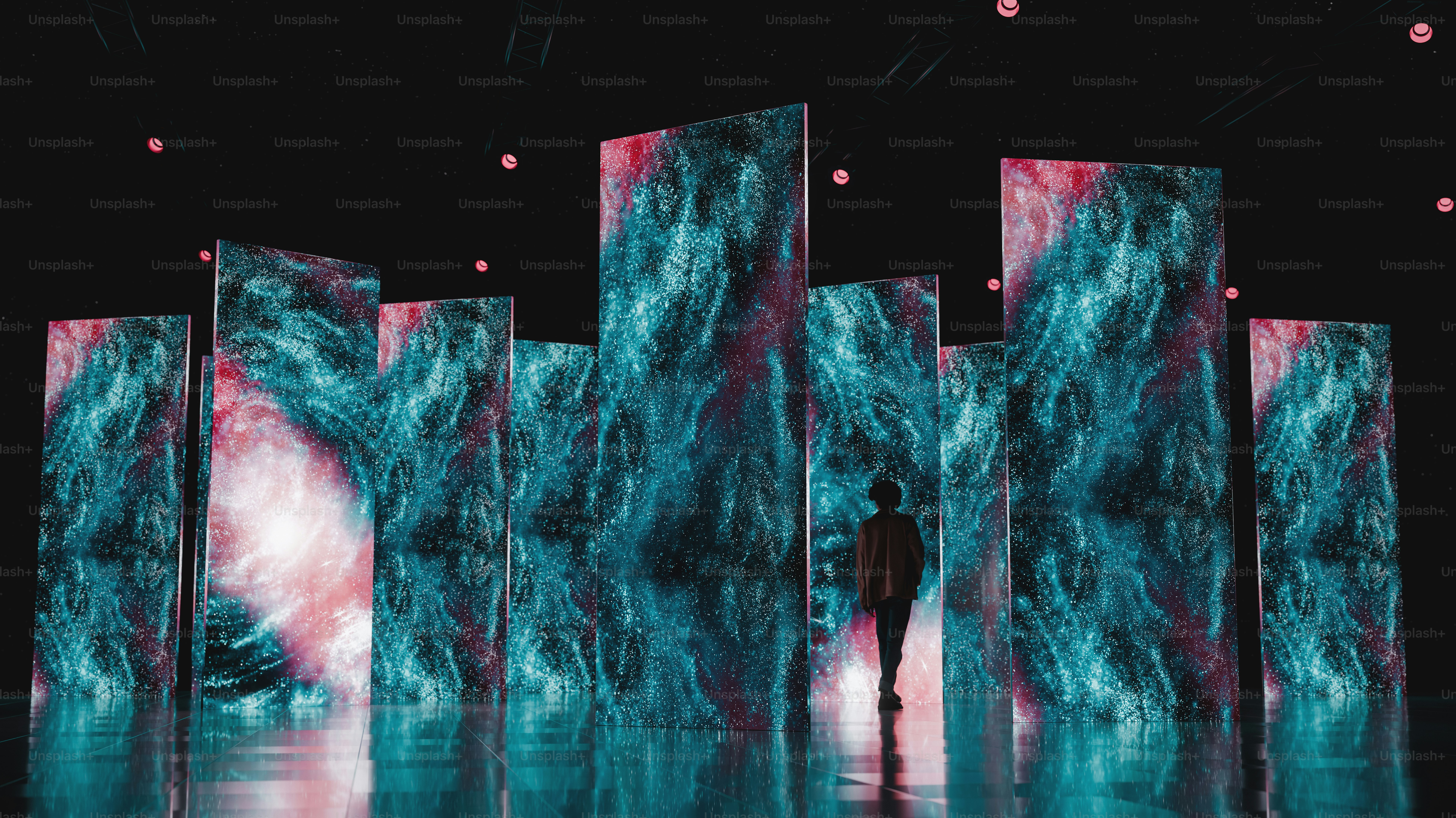 Un hombre de pie frente a una gran pantalla