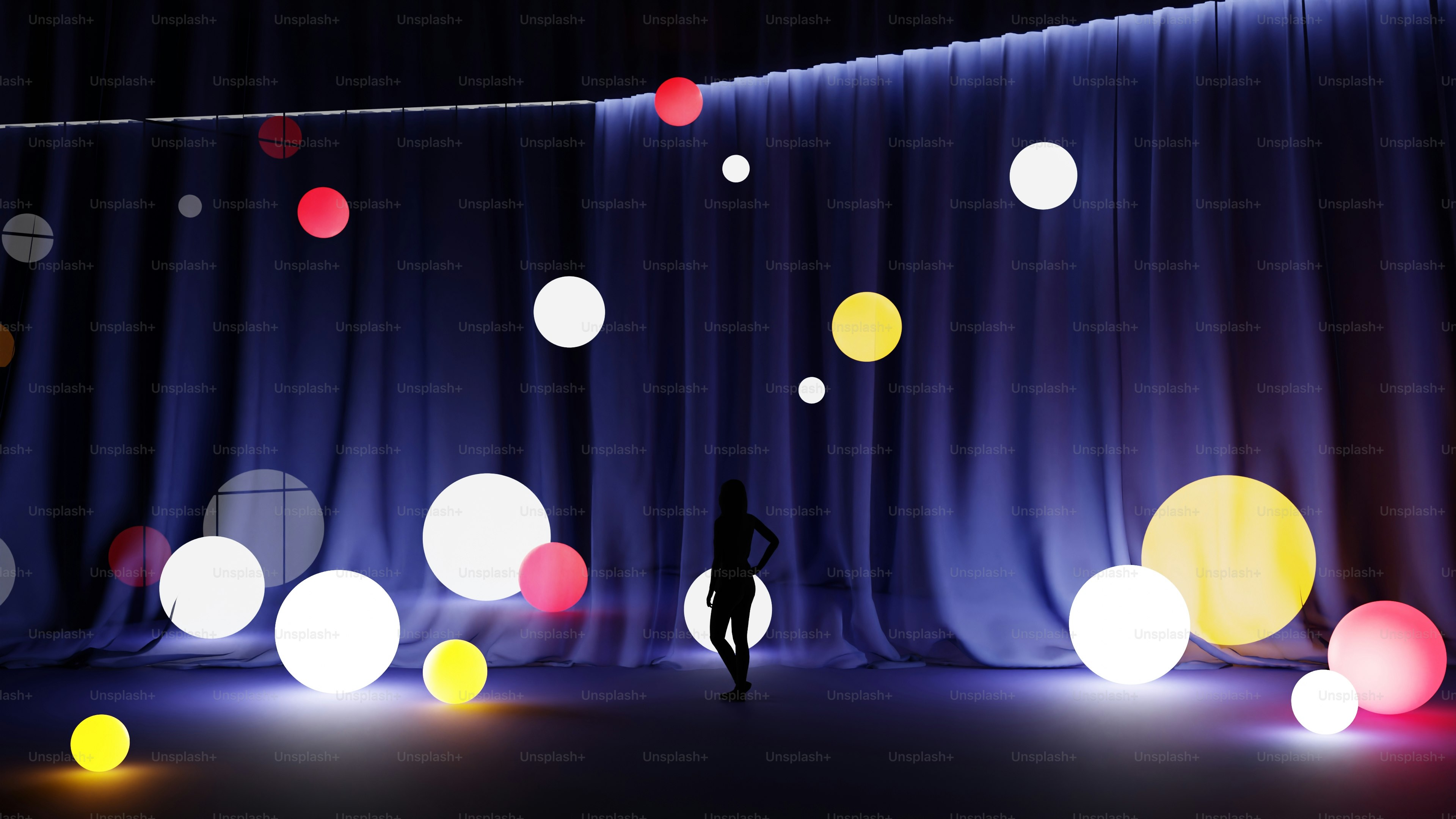 Eine Person, die vor einer Bühne mit Lichtern steht