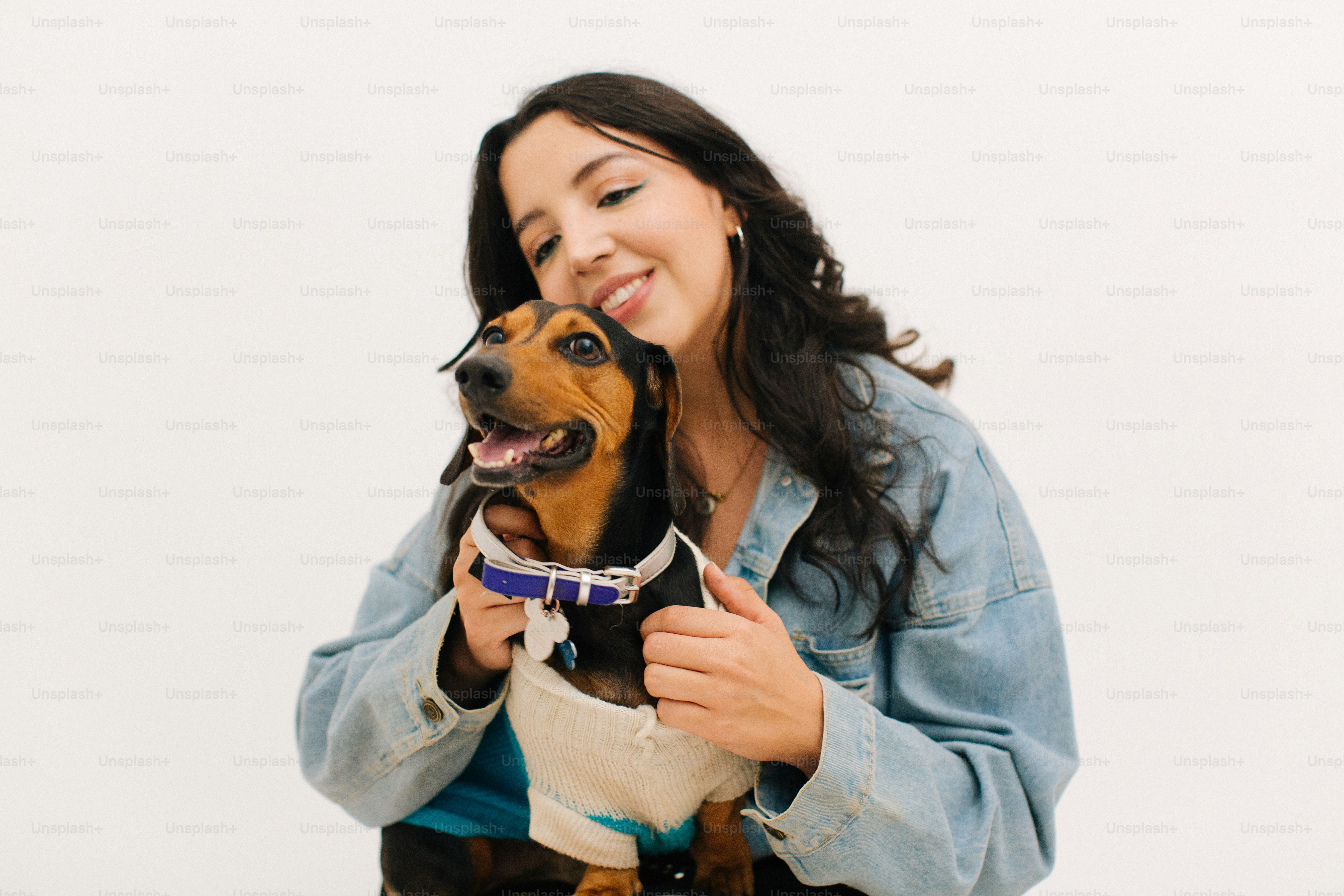 Une femme tenant un chien dans ses bras